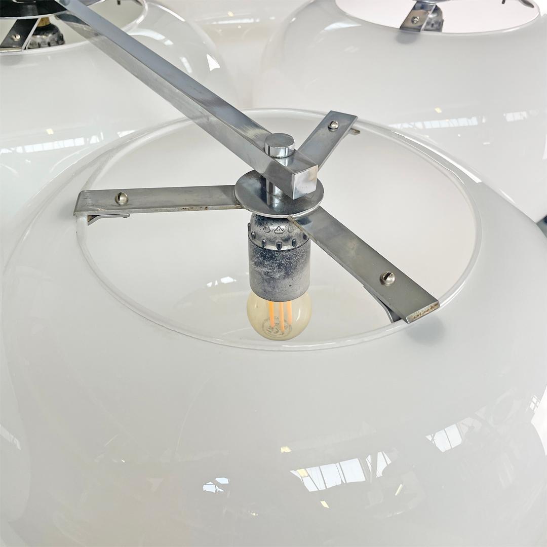 Lampadario moderno italiano rotondo in vetro opalino e metallo, anni '70 in vendita 4