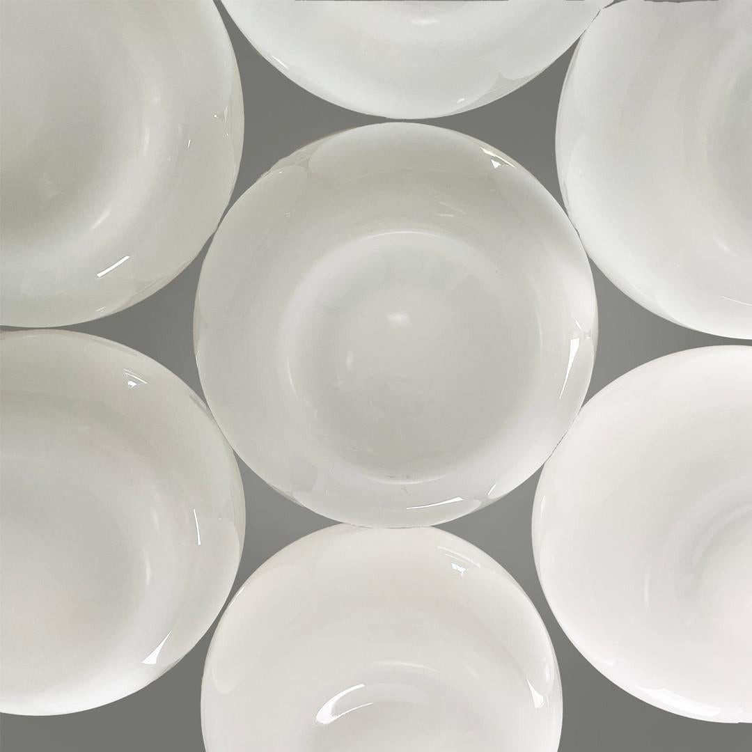 Lampadario moderno italiano rotondo in vetro opalino e metallo, anni '70 in vendita 5