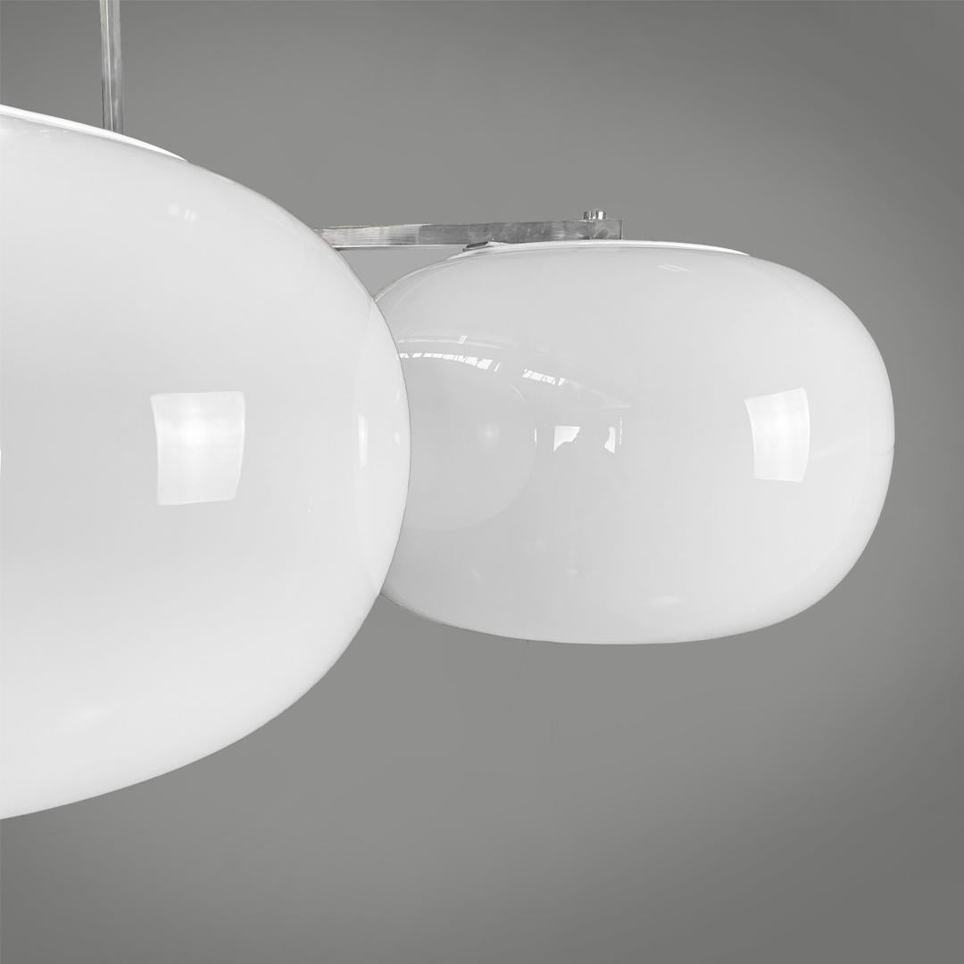 Moderno Lampadario moderno italiano rotondo in vetro opalino e metallo, anni '70 in vendita