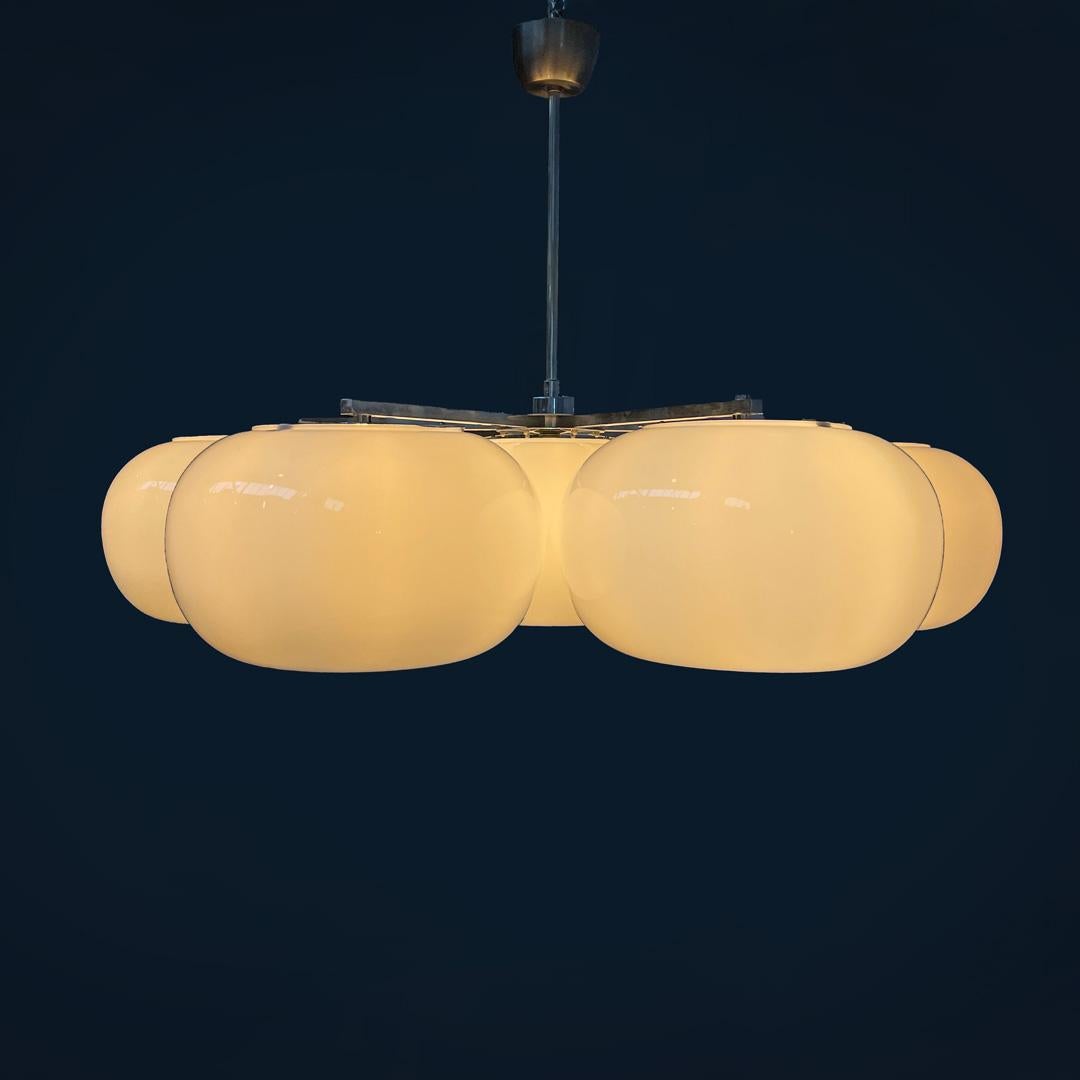 Italiano Lampadario moderno italiano rotondo in vetro opalino e metallo, anni '70 in vendita