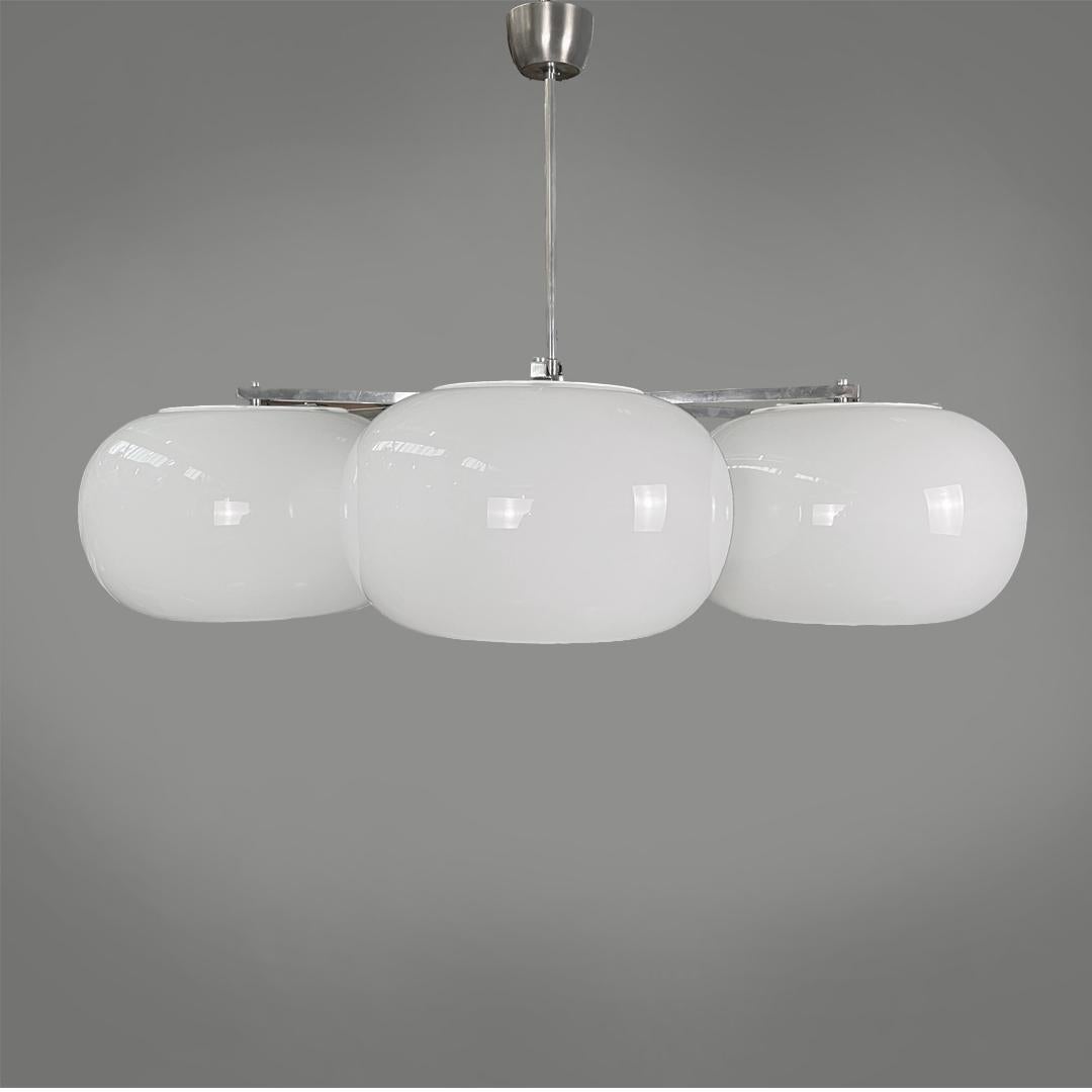 Lampadario moderno italiano rotondo in vetro opalino e metallo, anni '70 In condizioni buone in vendita a MIlano, IT