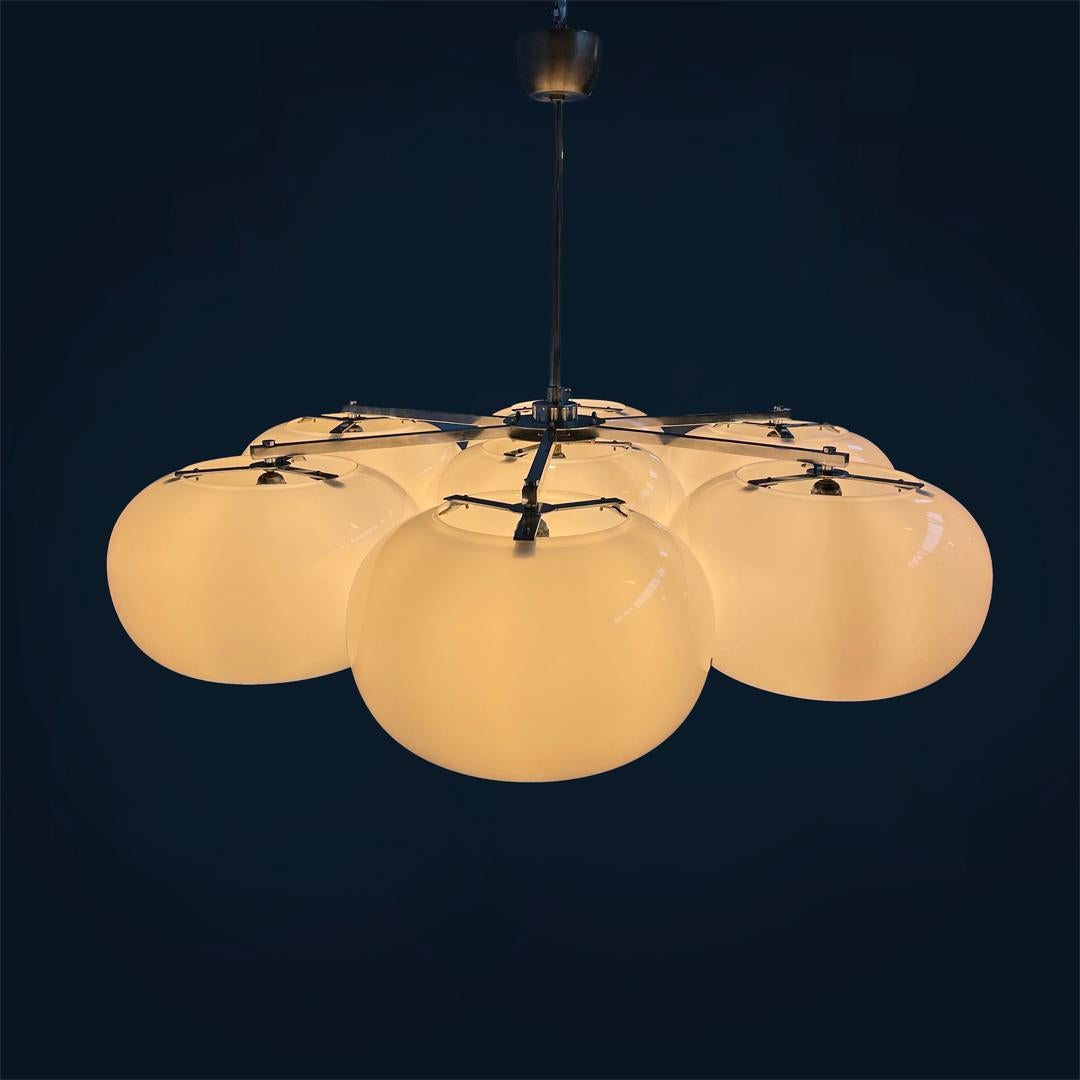 Fine XX secolo Lampadario moderno italiano rotondo in vetro opalino e metallo, anni '70 in vendita