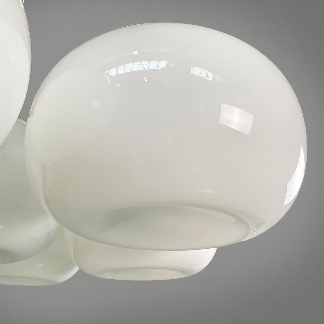 Metallo Lampadario moderno italiano rotondo in vetro opalino e metallo, anni '70 in vendita