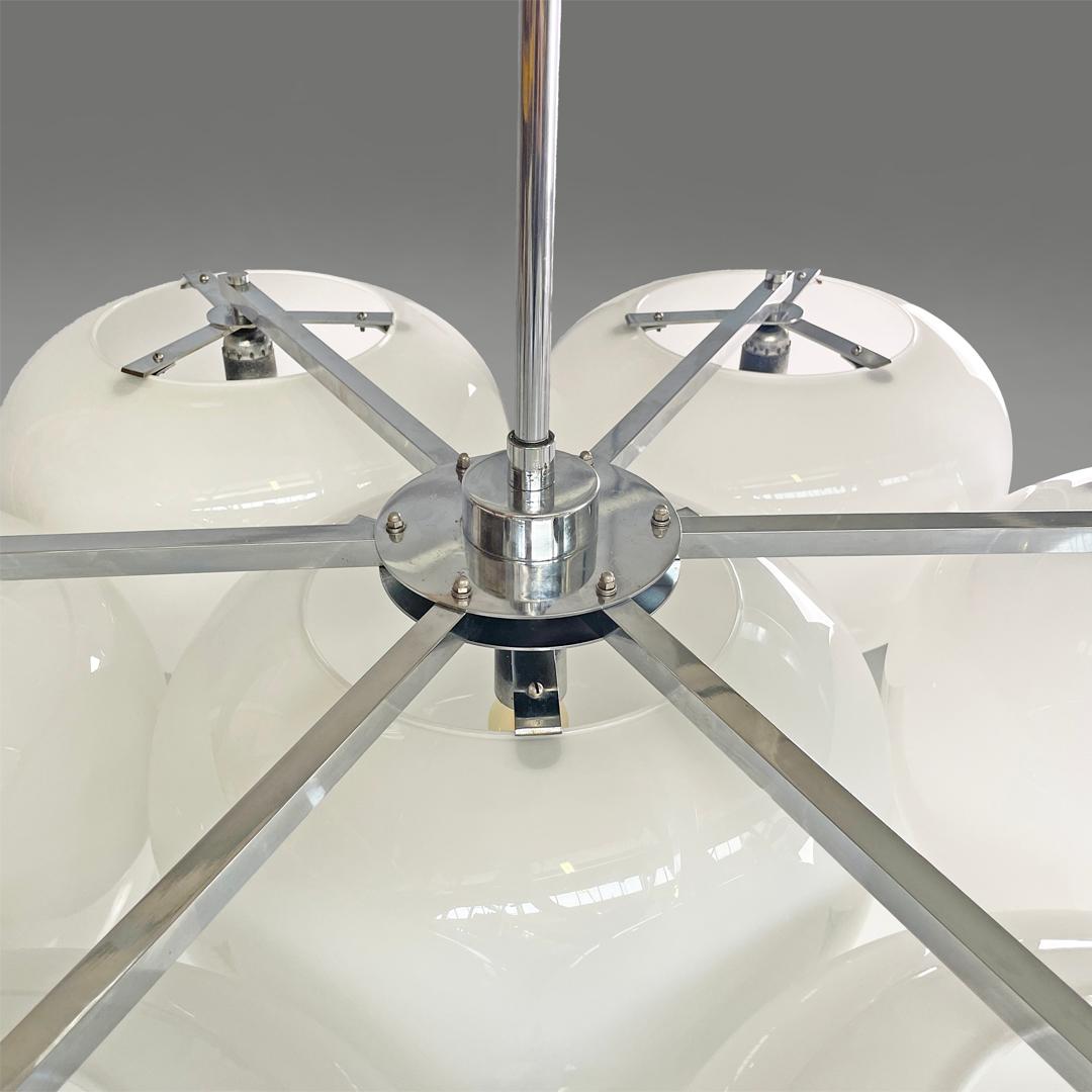 Lampadario moderno italiano rotondo in vetro opalino e metallo, anni '70 in vendita 2