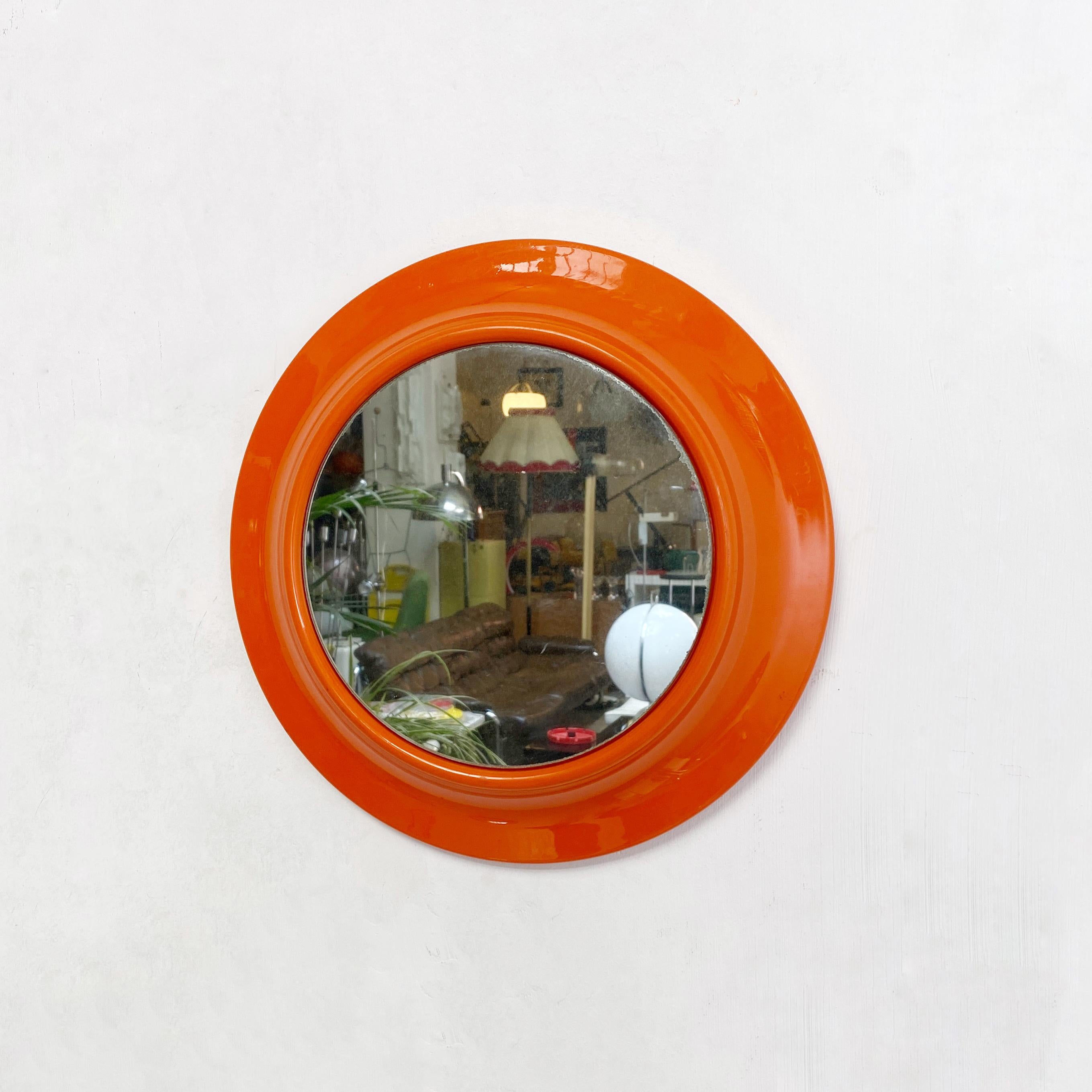 Round orange plastic mirror, 1980s
Small size mirror with round orange plastic frame. Model 080, branded Cattaneo, made in Italy.

Good condition, evident signs on the mirror.

Measures in cm 30x6.
