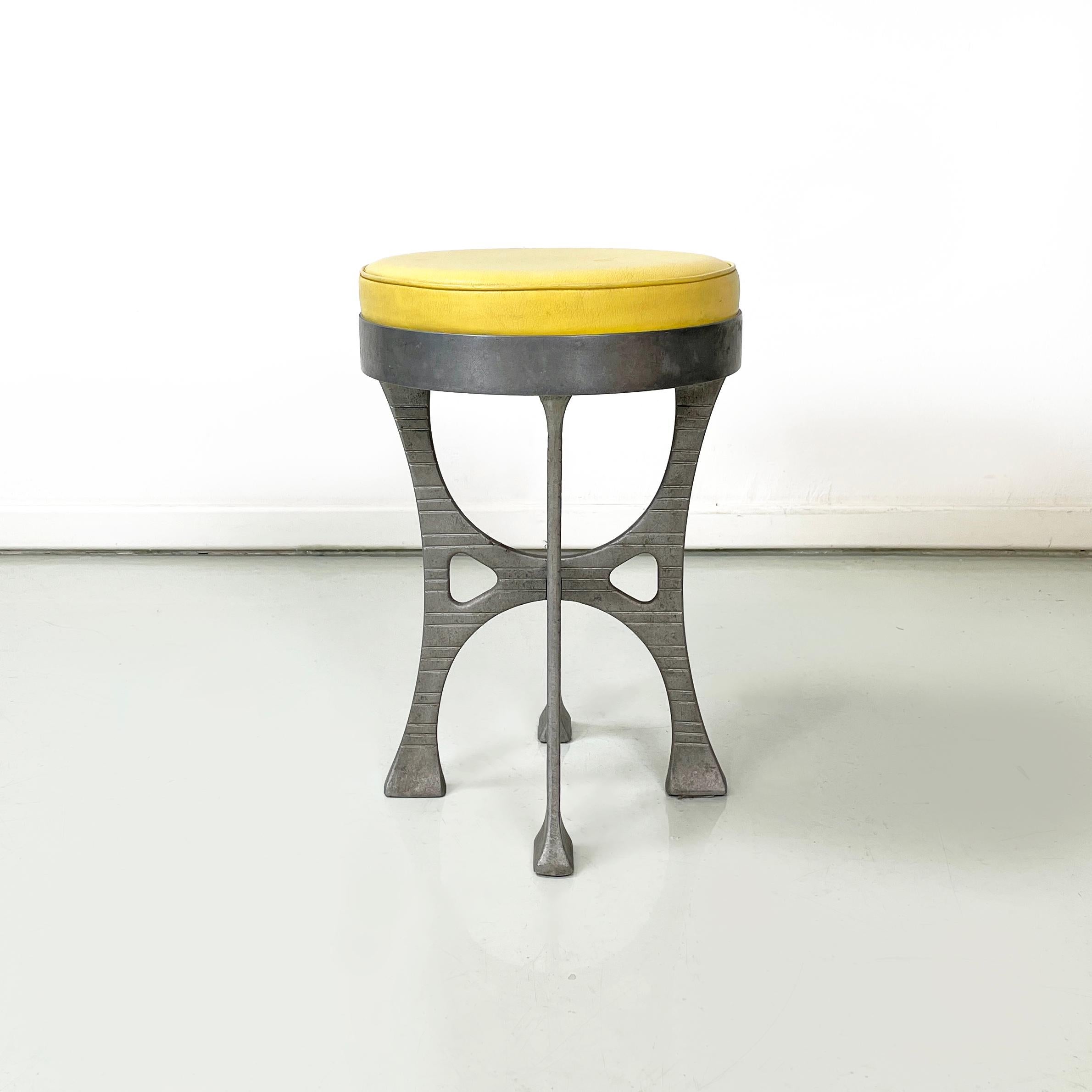 Italian modern Round stool in yellow leather and aluminium, 1940s
Stool with round seat, padded and covered in yellow leather. The structure is in cast aluminium. The paws are decorated with horizontal lines. Square feet.
1940 approx.
Vintage