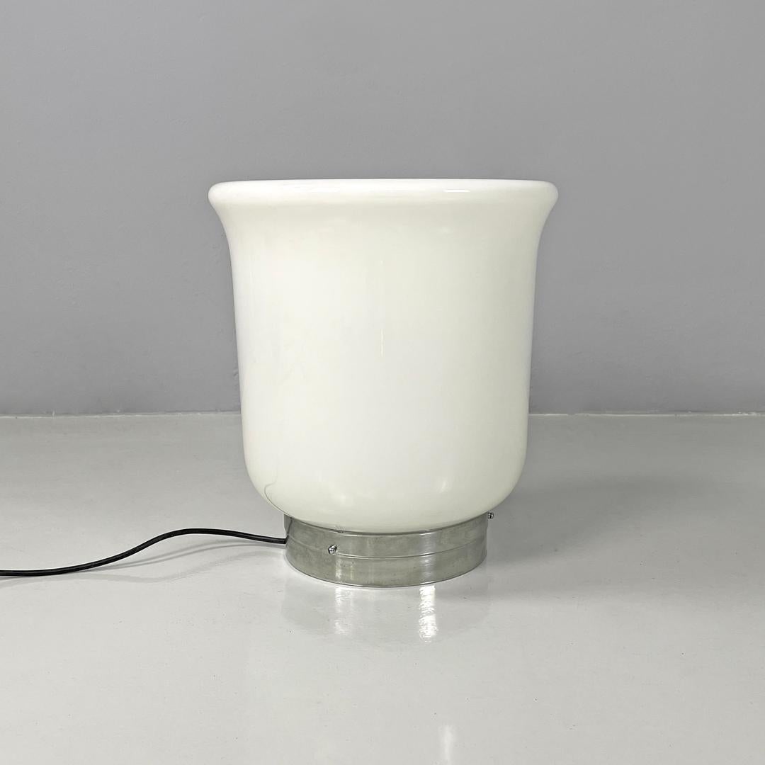 Italian modern round table lamp with curved profiles metal and white glass 1970s In Good Condition For Sale In MIlano, IT