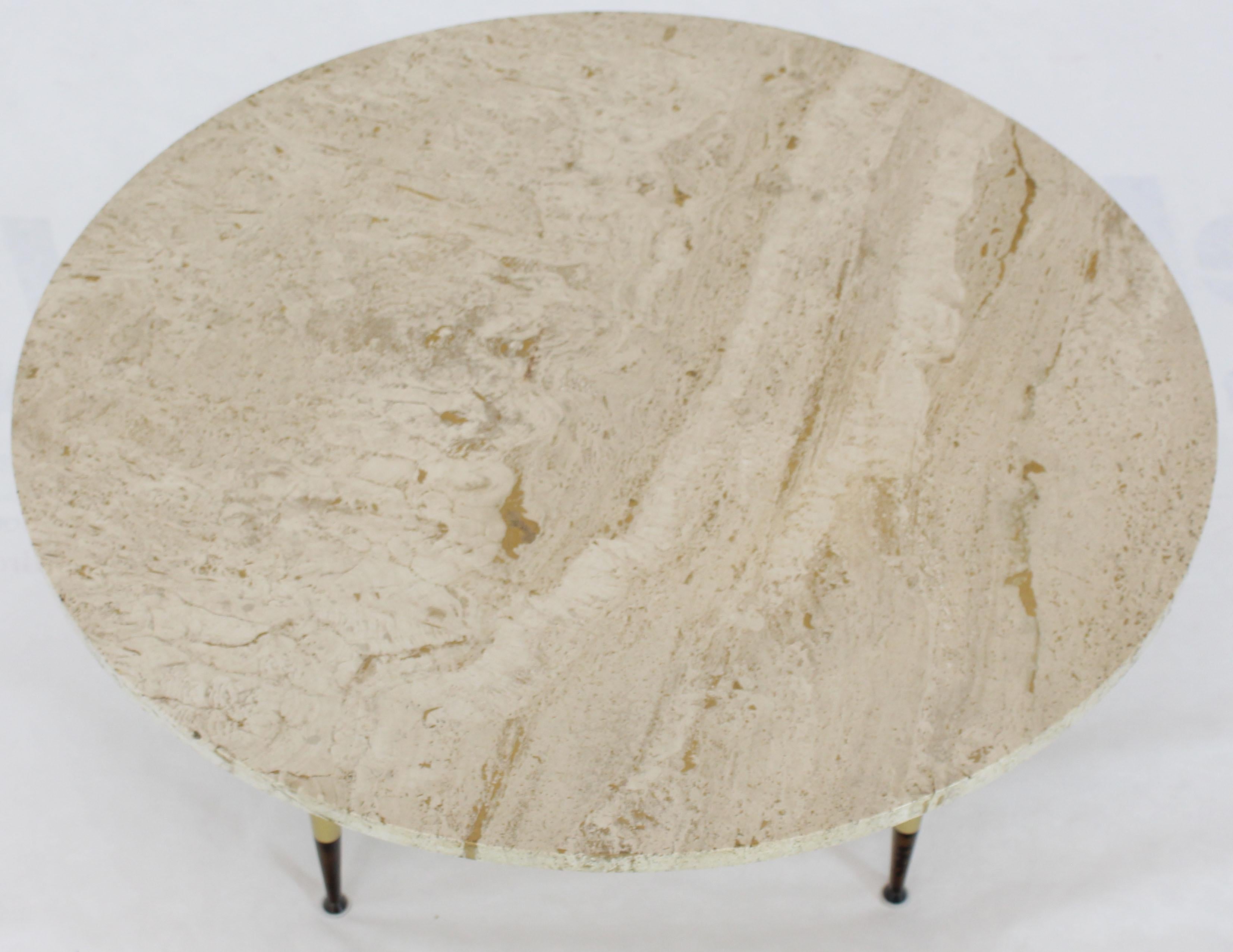 Mid-Century Modern Table basse ronde moderne italienne à plateau en travertin sur base de pieds en métal effilés  en vente