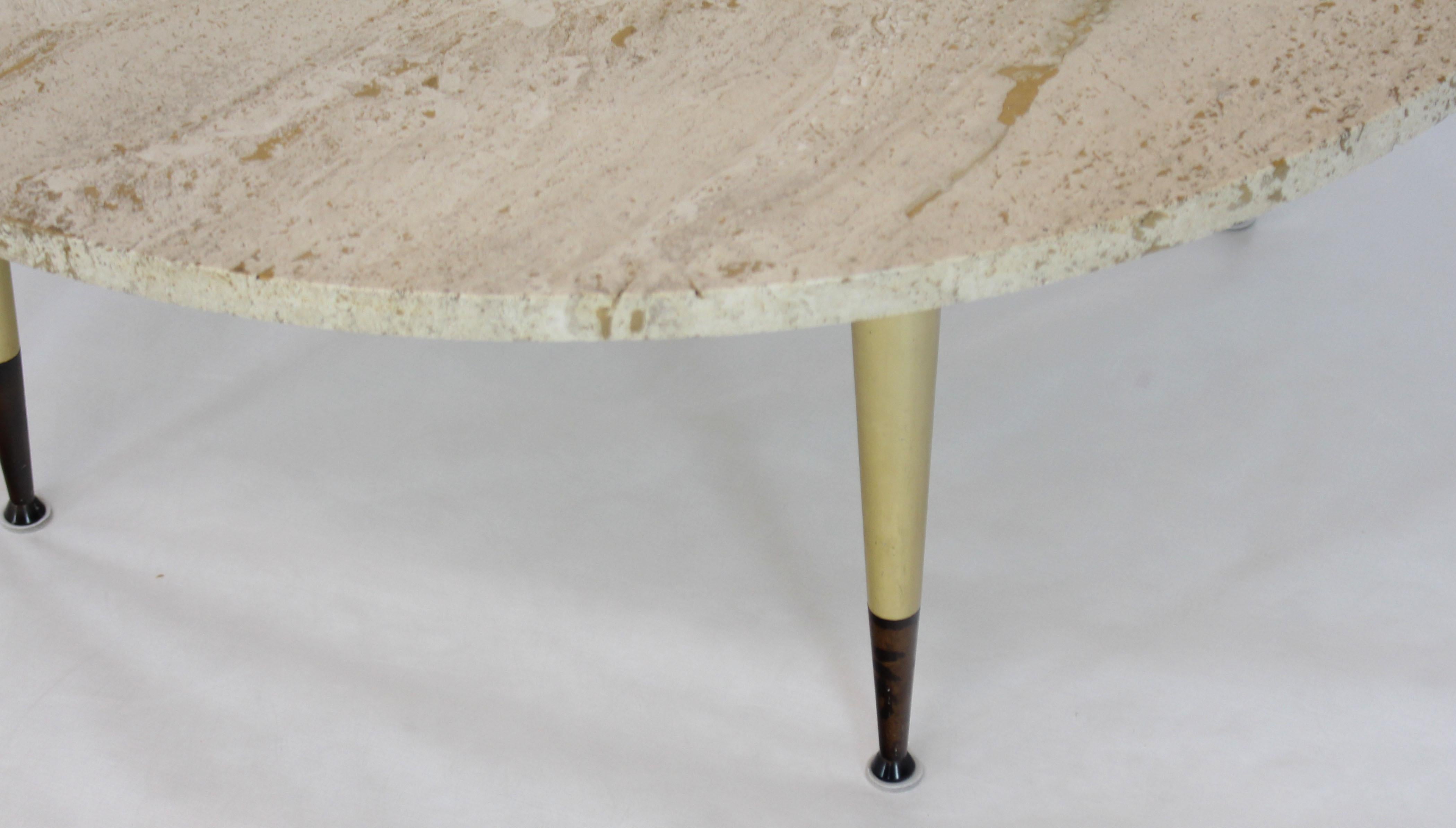 Laiton Table basse ronde moderne italienne à plateau en travertin sur base de pieds en métal effilés  en vente