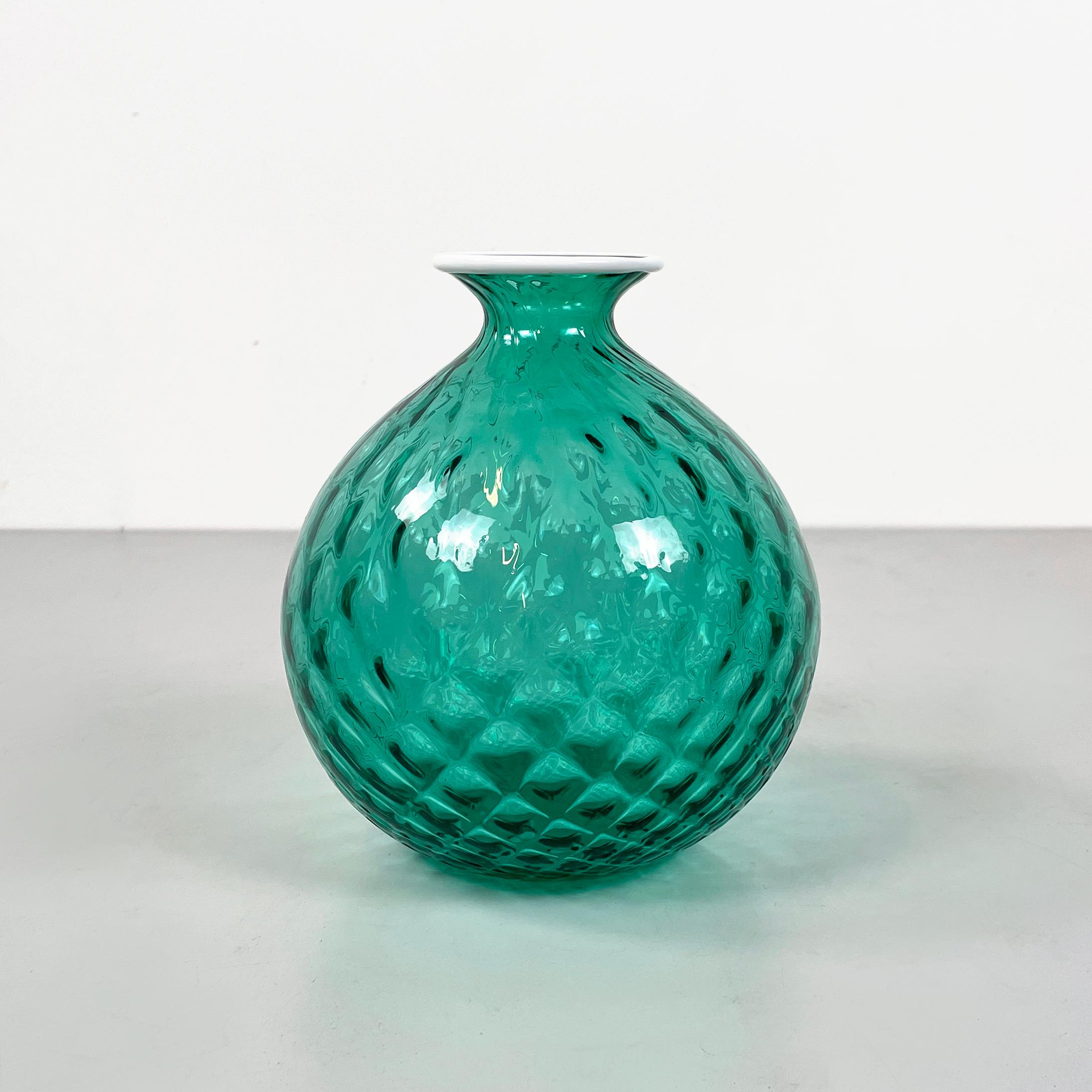 Italian modern round vase in green and white Murano glass by Venini 1990s
Vintage and fantastic vase with round base, in textured green Murano glass. In the upper part it has a round hole with a white painted edge. The structure widens in the center