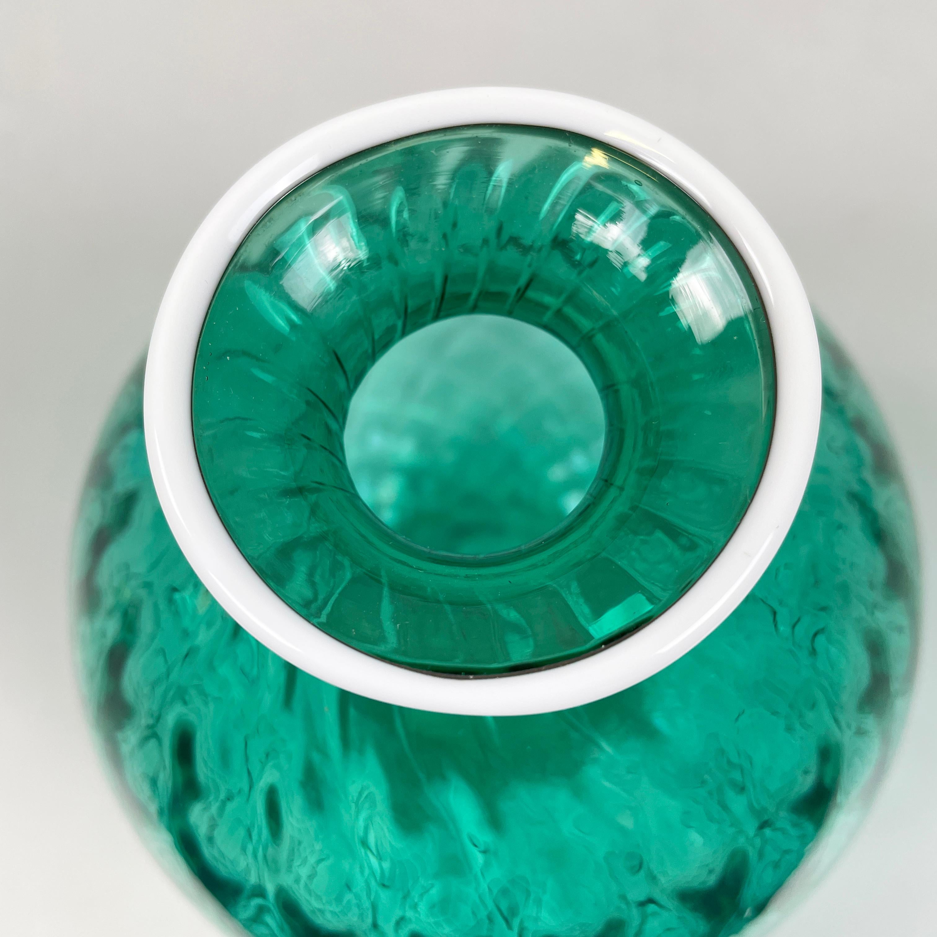 Italian modern round vase in green and white Murano glass by Venini 1990s In Good Condition For Sale In MIlano, IT
