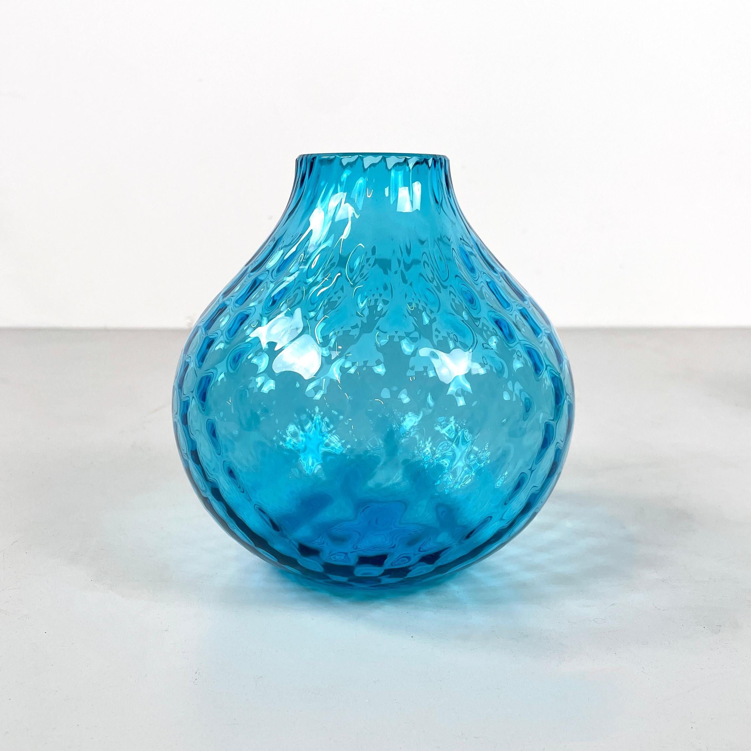 Italienische Moderne Runde Vase aus hellblauem Muranoglas von Venini 1990er Jahre
Fantastische runde Vase aus strukturiertem hellblauem Muranoglas im Vintage-Stil. Im oberen Teil hat er ein rundes Loch. Er wird in der Mitte breiter und verjüngt sich