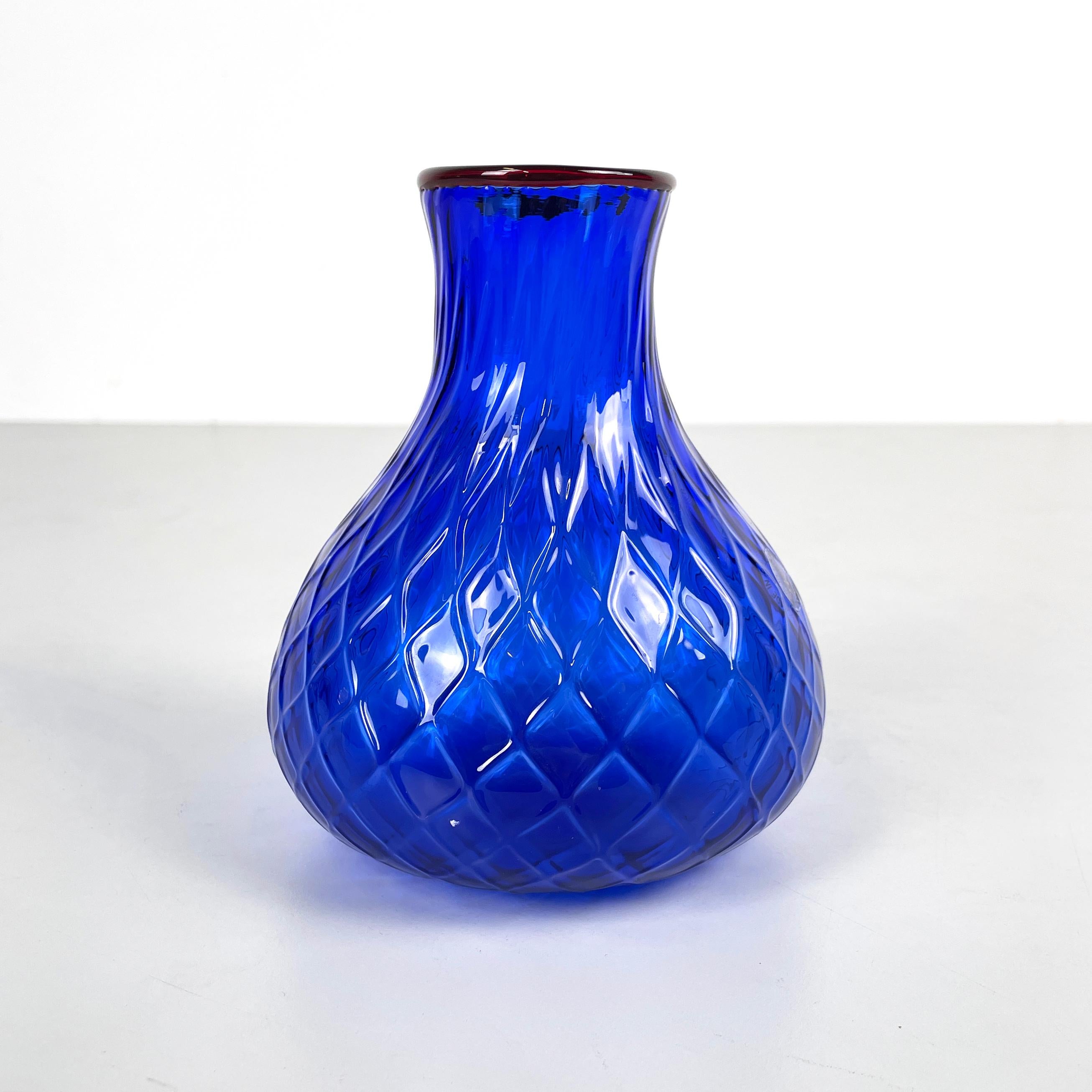 Italienische Moderne Runde Vase aus rotem und blauem Muranoglas von Venini 1990er Jahre
Fantastische runde Bodenvase aus blauem Muranoglas mit Rautenstruktur. Im oberen Teil hat sie ein rundes Loch mit einem roten Glasprofil. Die Struktur wird in