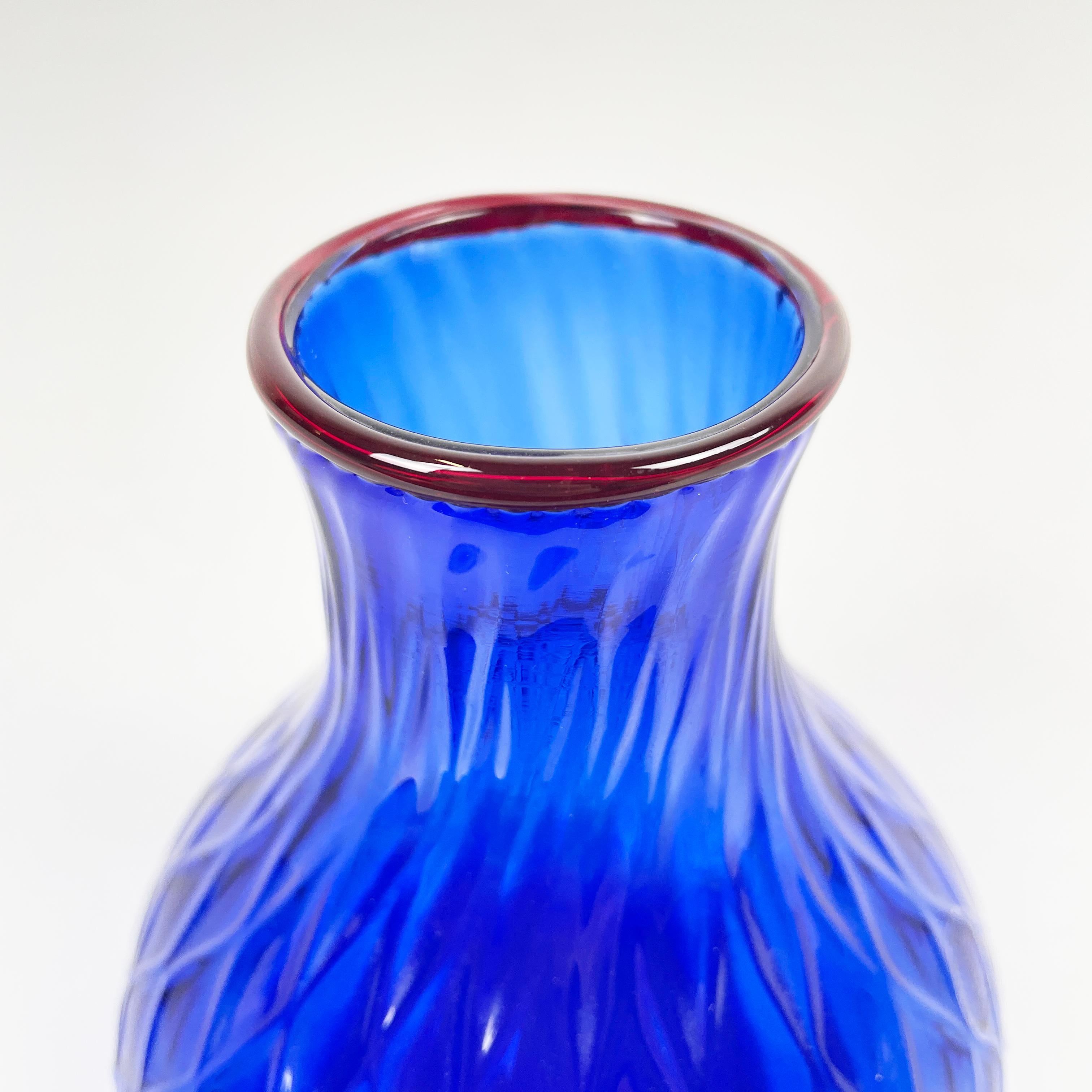 Italian modern Round vase in red and blue Murano glass by Venini 1990s In Good Condition For Sale In MIlano, IT
