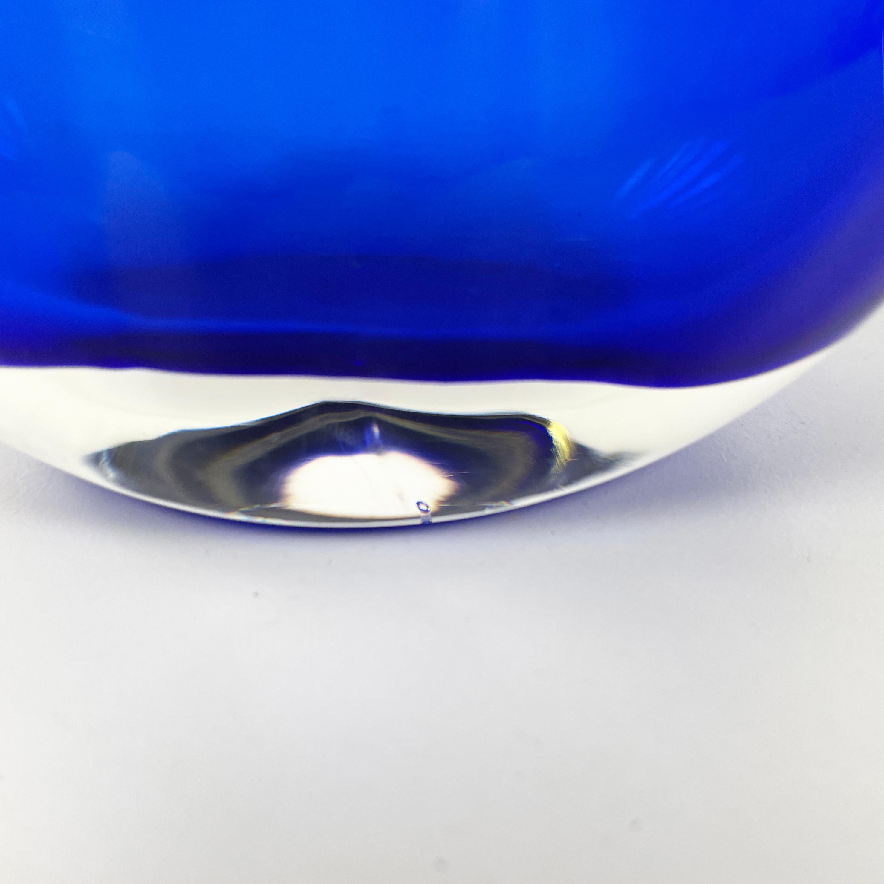 Italian modern Round vase in transparent and blue Murano glass by Venini 1990s For Sale 4