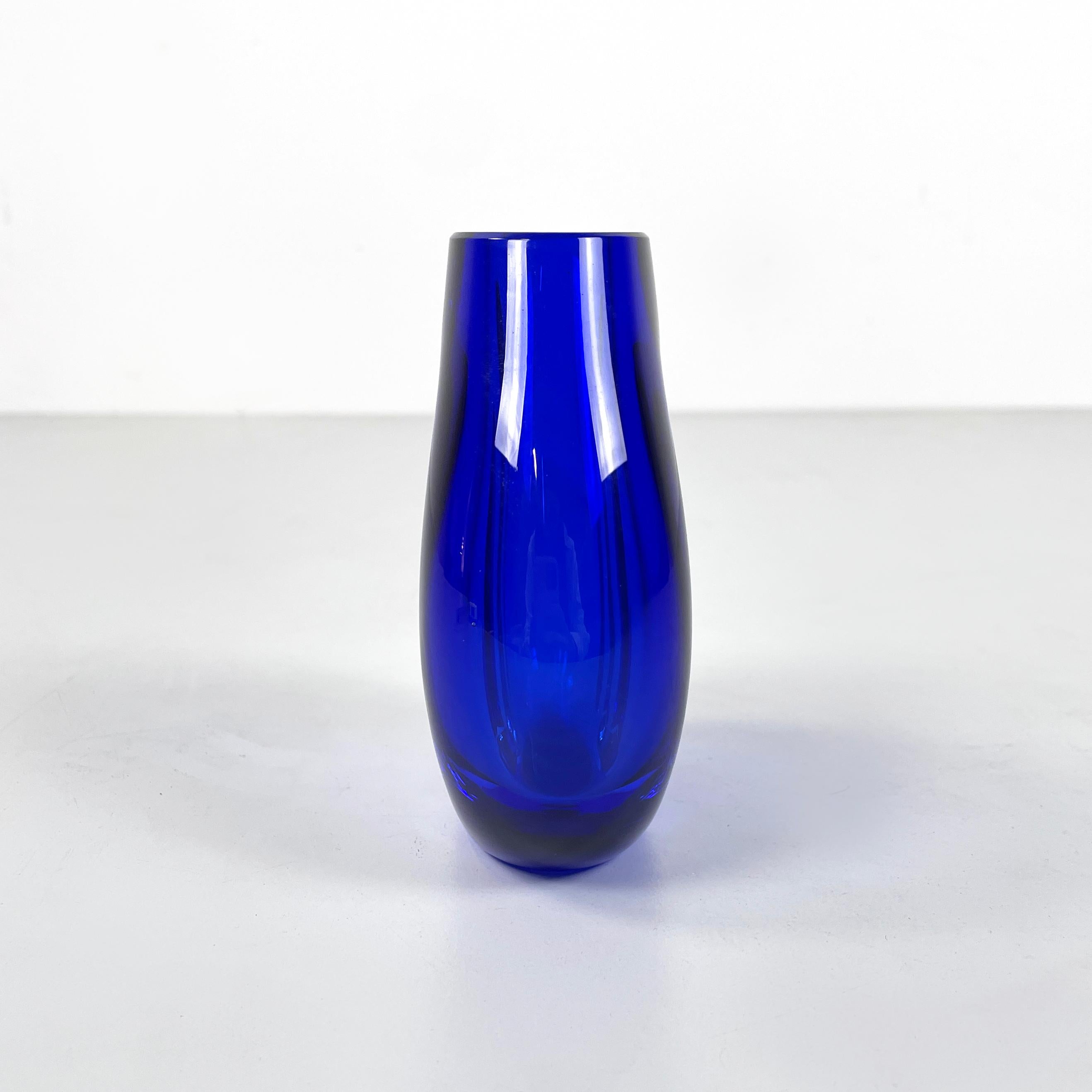 Modern Italian modern Round vase in transparent and blue Murano glass by Venini 1990s For Sale