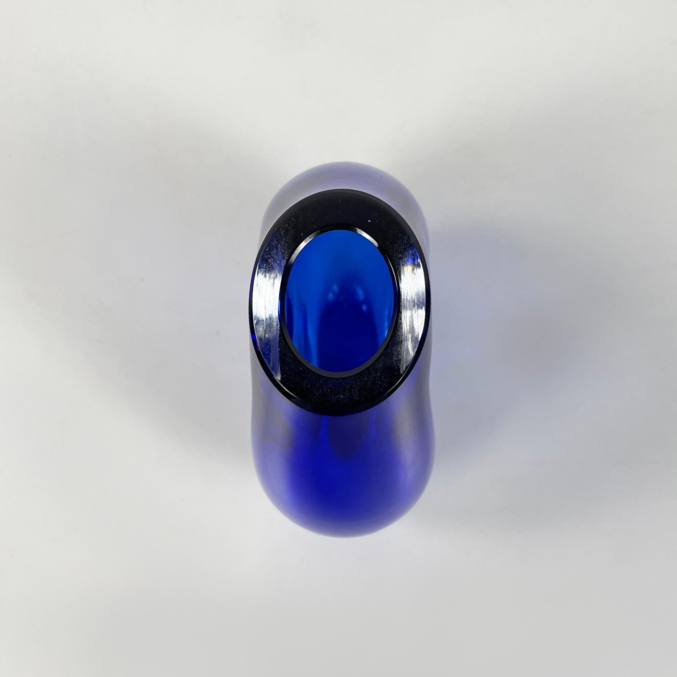 Italian modern Round vase in transparent and blue Murano glass by Venini 1990s In Good Condition For Sale In MIlano, IT