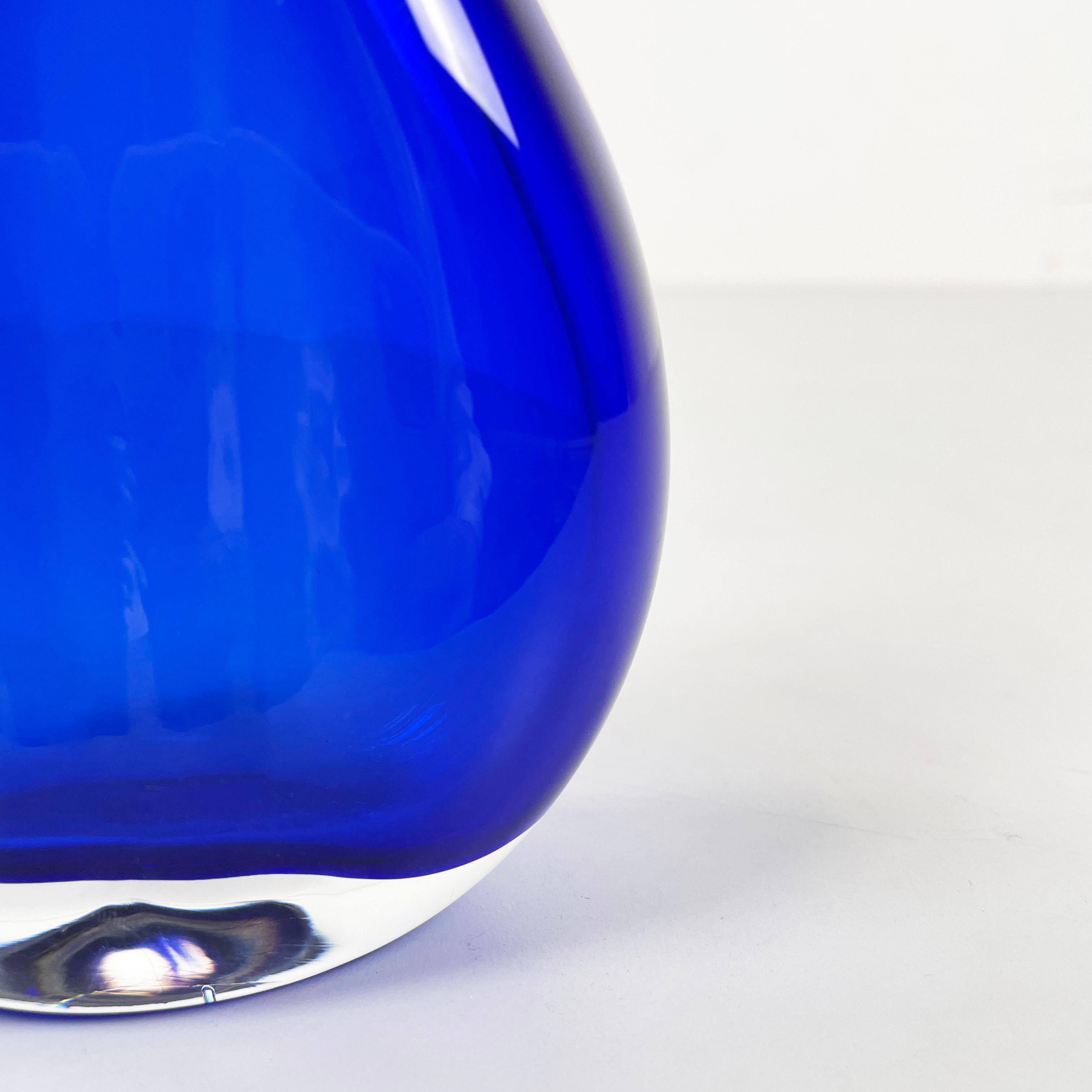 Italian modern Round vase in transparent and blue Murano glass by Venini 1990s For Sale 1