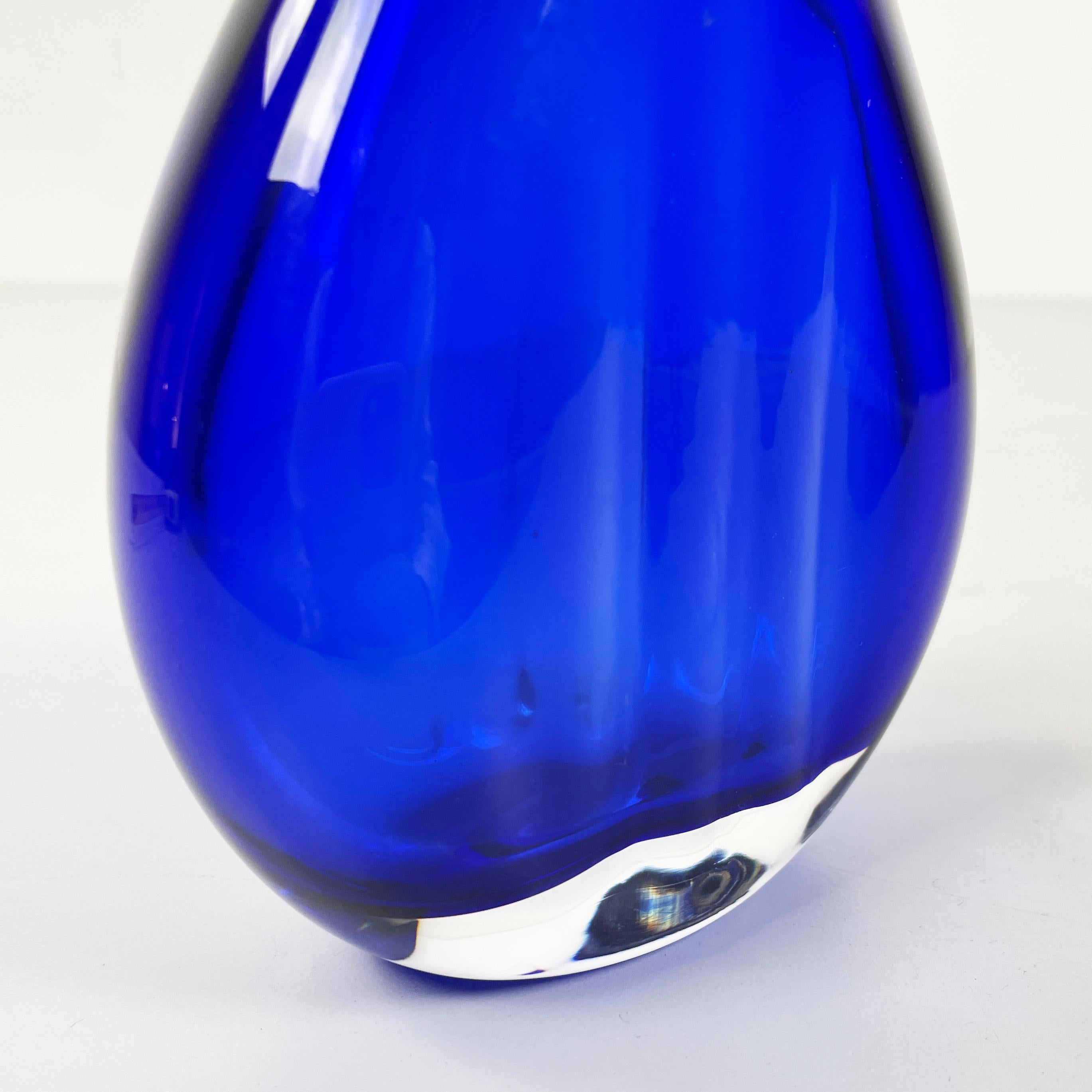Italian modern Round vase in transparent and blue Murano glass by Venini 1990s For Sale 2