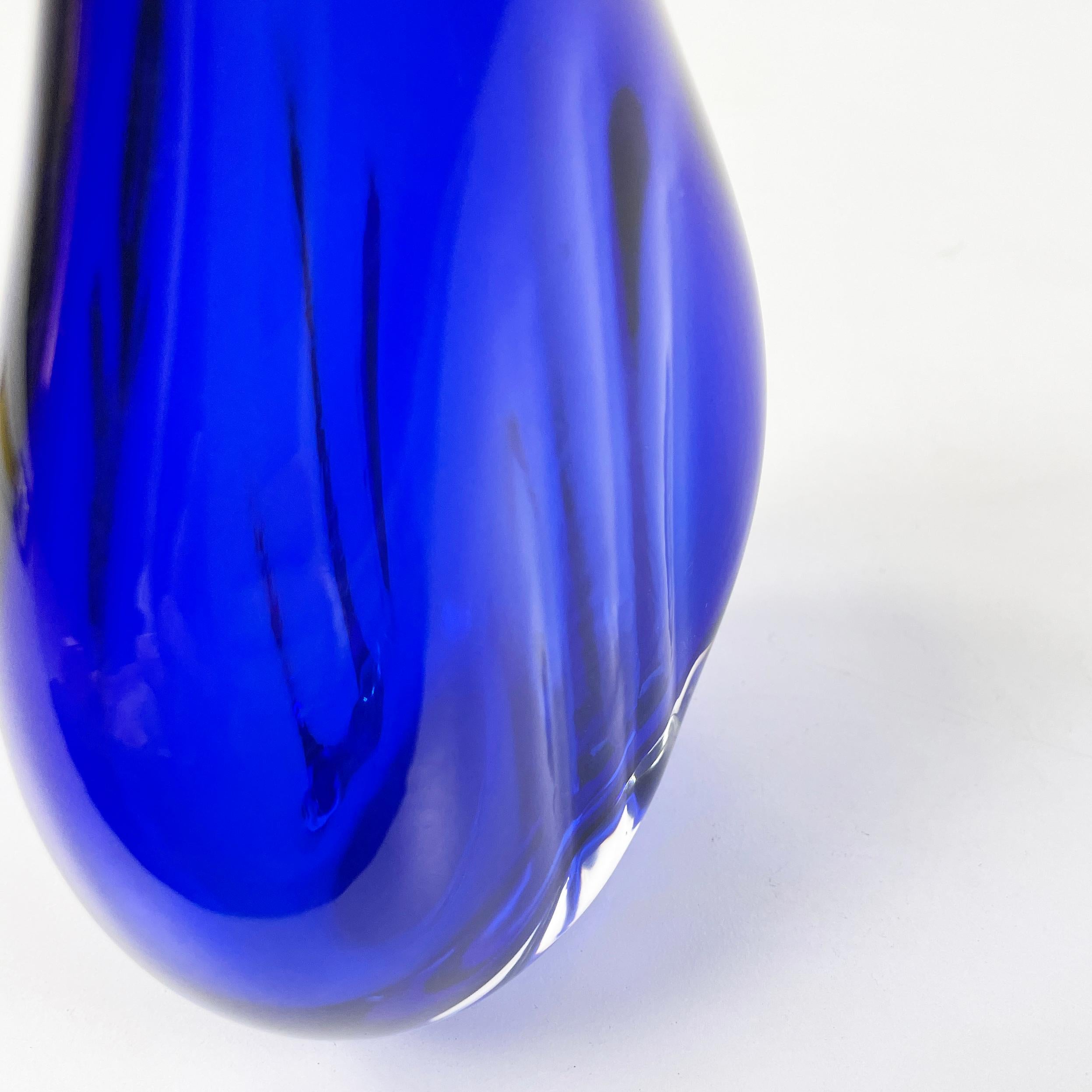 Italian modern Round vase in transparent and blue Murano glass by Venini 1990s For Sale 3