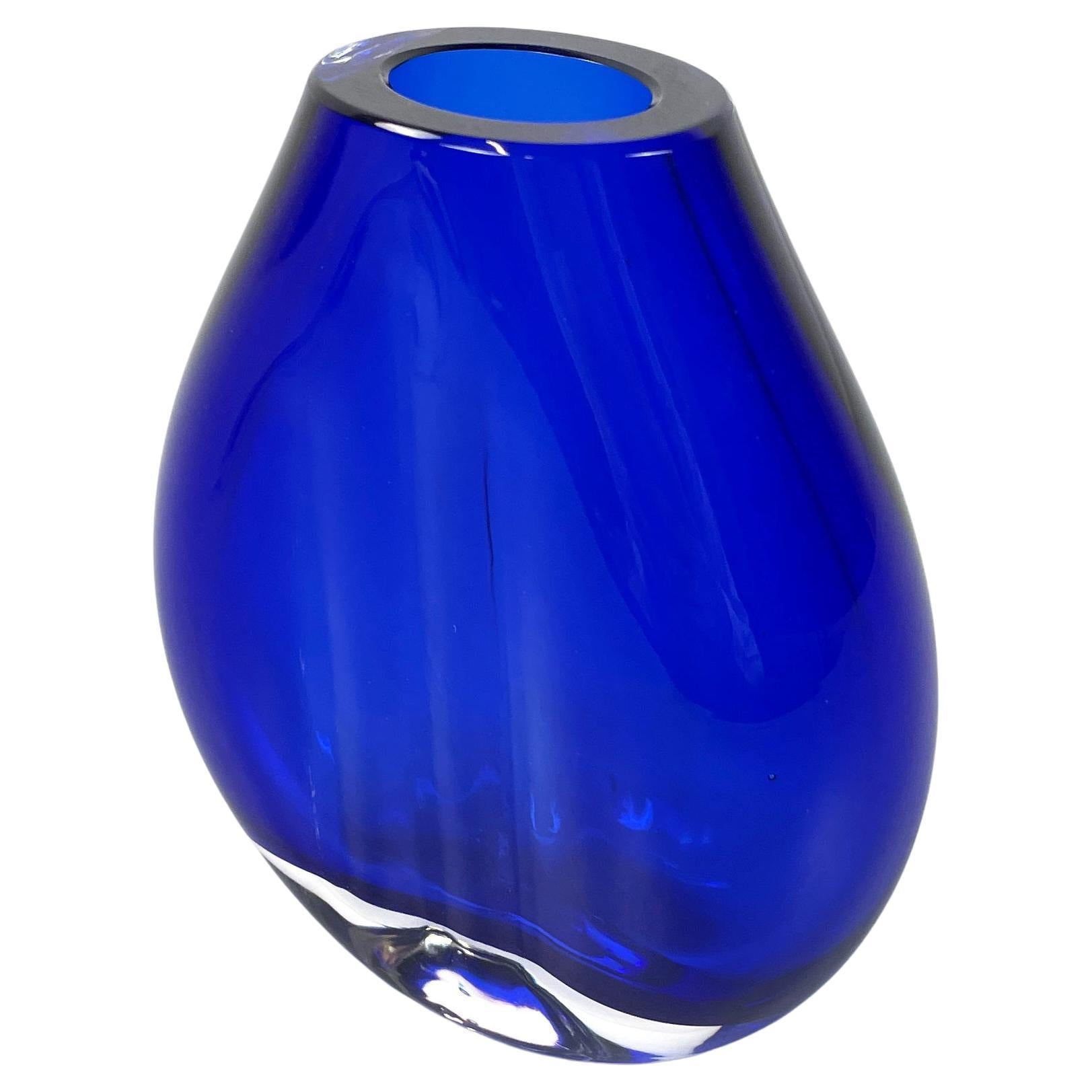 Italian modern Round vase in transparent and blue Murano glass by Venini 1990s For Sale