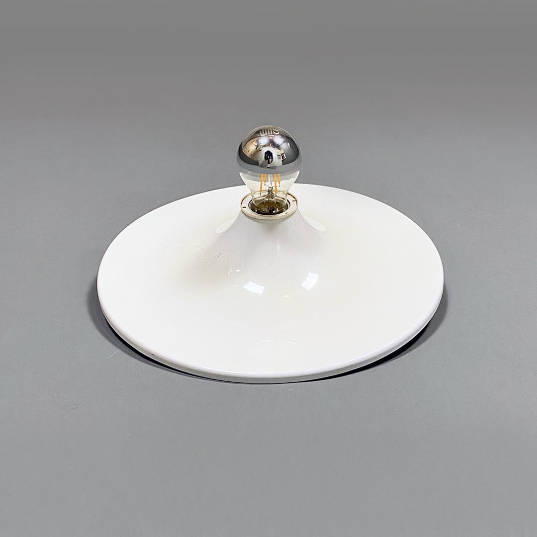 Italian modern round white metal wall or ceiling lamp with central lamp holder, 1970s
Simple wall lamp with round structure, in cream white metal sheet, with central lamp holder for E27 bulb.
Light bulb visible in the photo not included.
1970