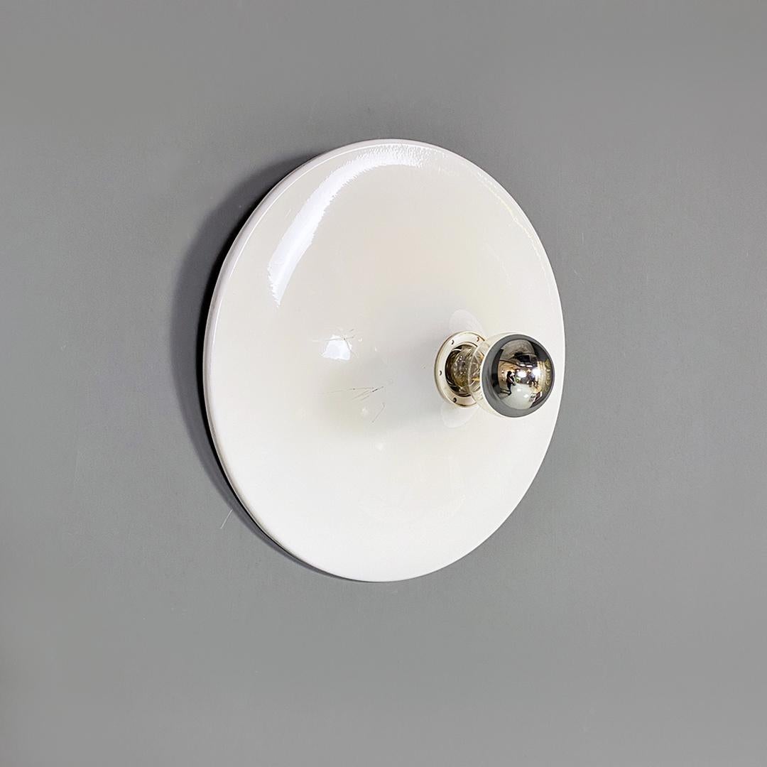 Italian Modern Round White Metal Wall or Ceiling Lamp, 1970s In Good Condition In MIlano, IT