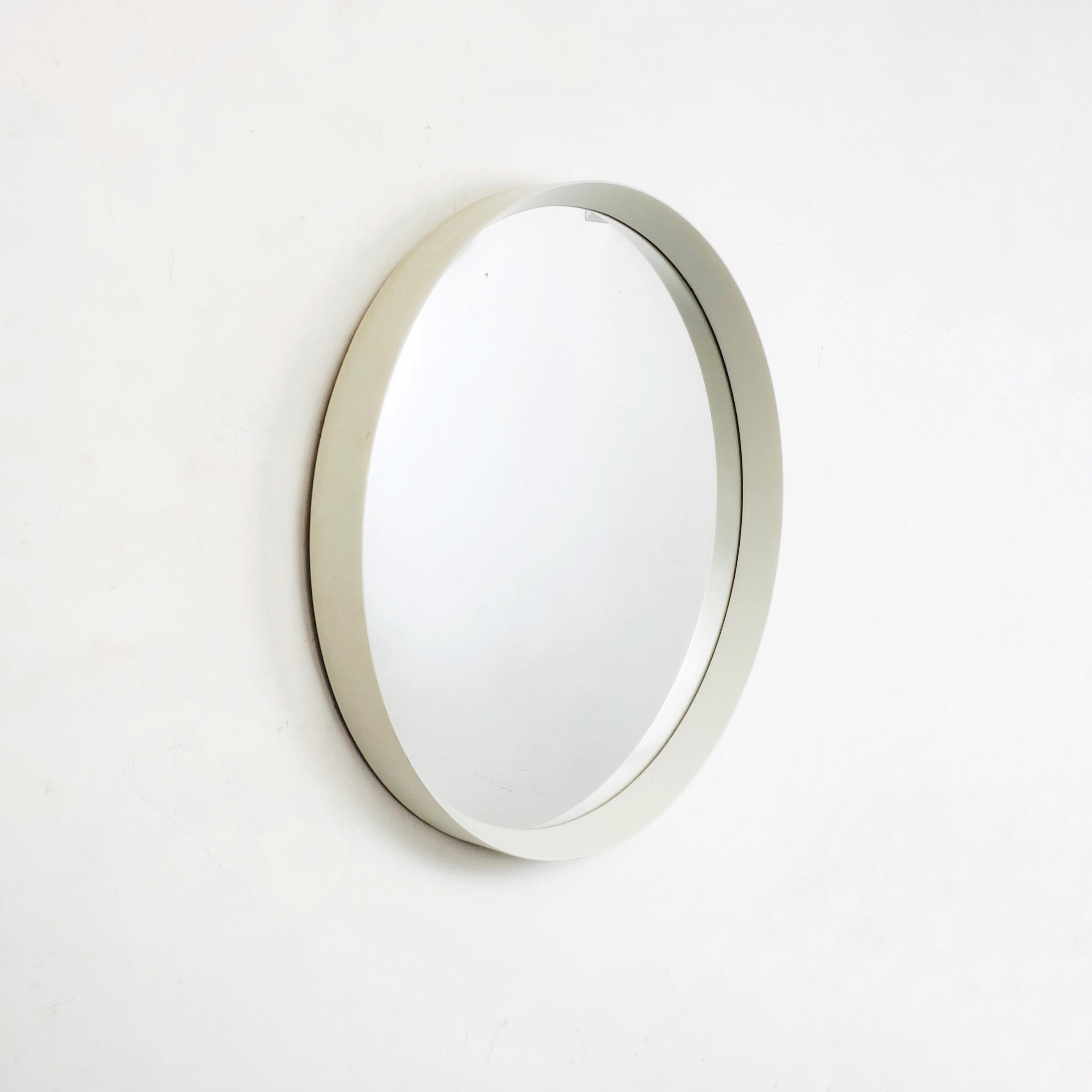 Round mirror in white wood, 1980s
Medium size round mirror with white wooden frame, cork back.

Good condition, light marks on the mirror and frame.

Measurements in cm 60x6.