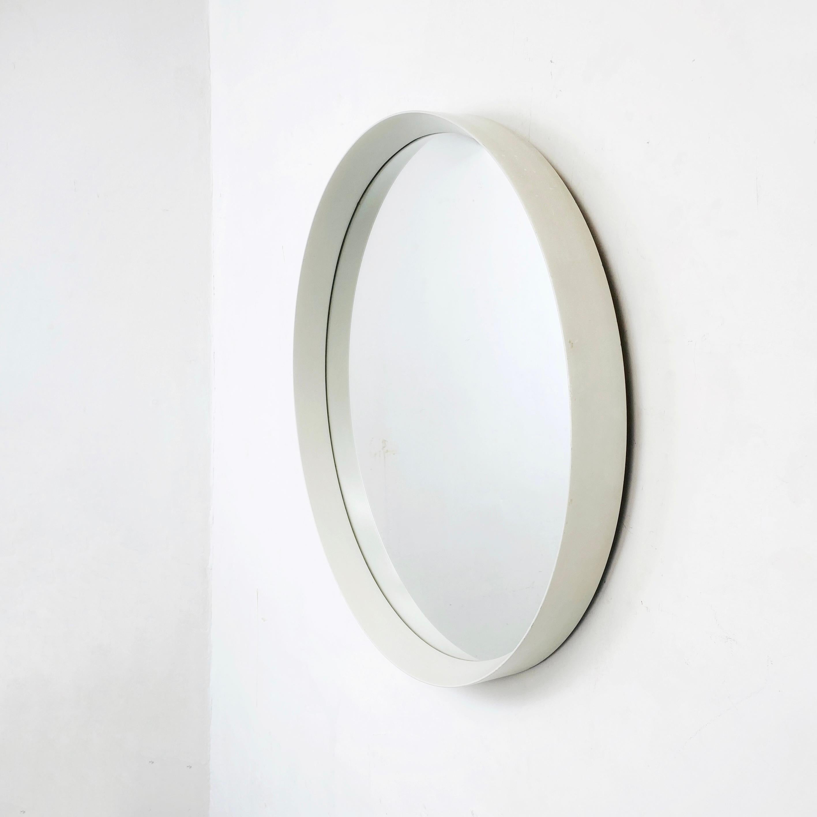 Italian Modern Round White Wood Wall Mirror, 1980s In Good Condition For Sale In MIlano, IT