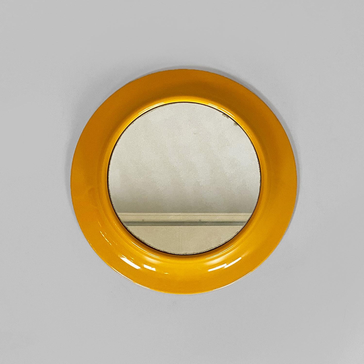 Moderner italienischer runder gelber ockerfarbener Kunststoffspiegel von Cattaneo Italien, 1980er Jahre
Runder Spiegel Modell 080, klein, mit rundem ockergelbem Kunststoffrahmen.
Markenname Cattaneo, hergestellt in Italien um 1980.
Guter Zustand,