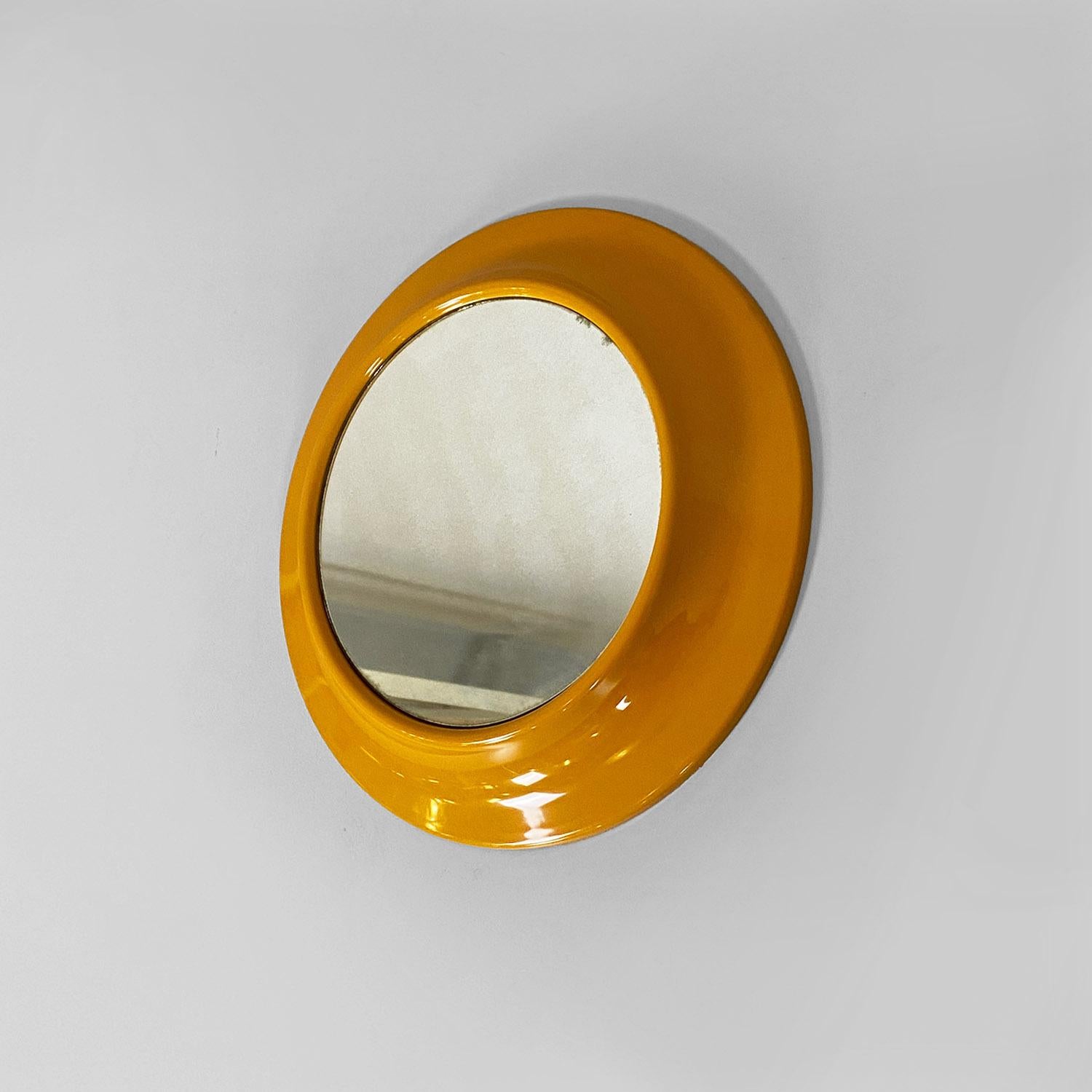 Moderner italienischer runder gelber ockerfarbener Kunststoffspiegel von Cattaneo Italien, 1980er Jahre im Zustand „Gut“ im Angebot in MIlano, IT