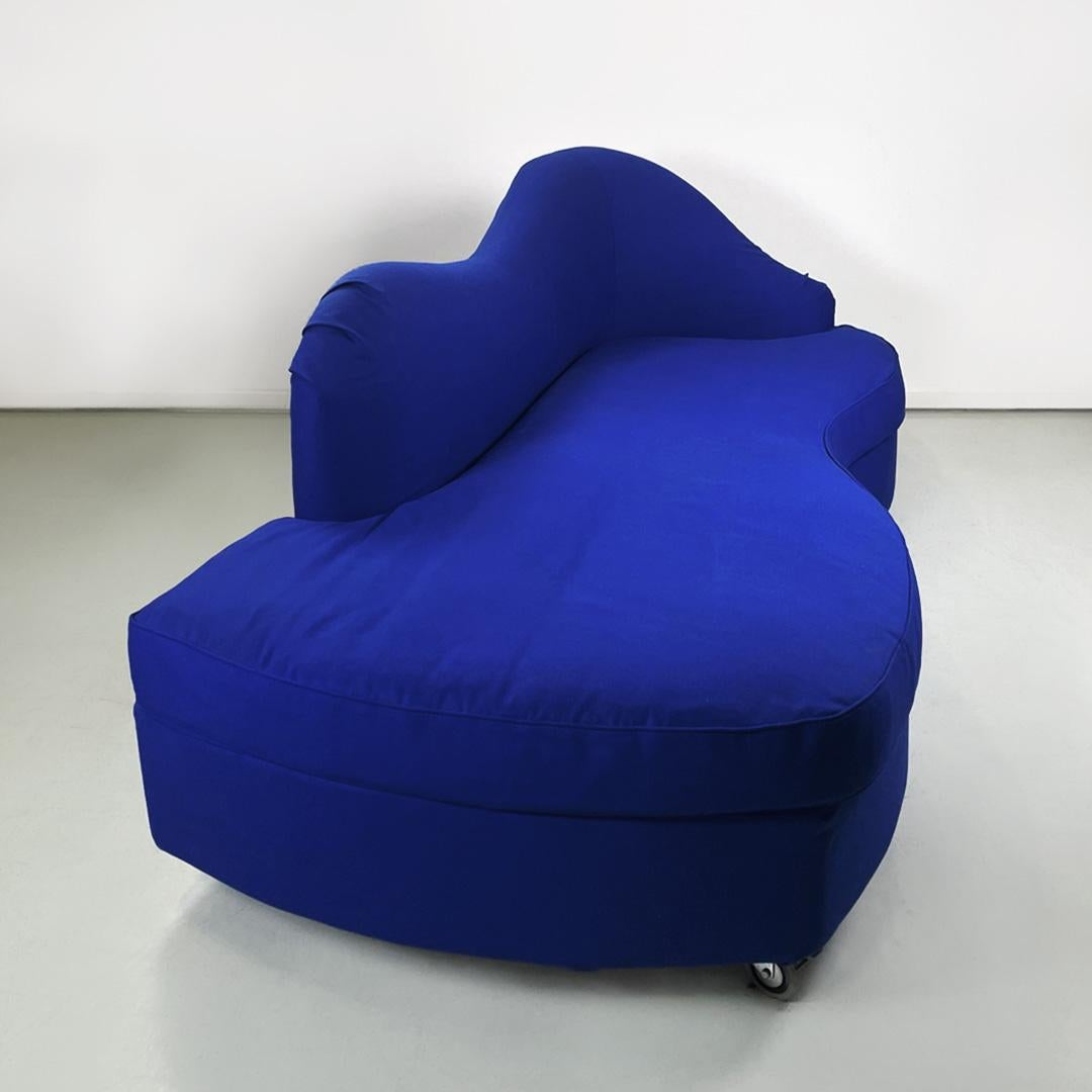 Italian modern rounded sofa in electric blue fabric by Maison Gilardino, 1990s For Sale 3
