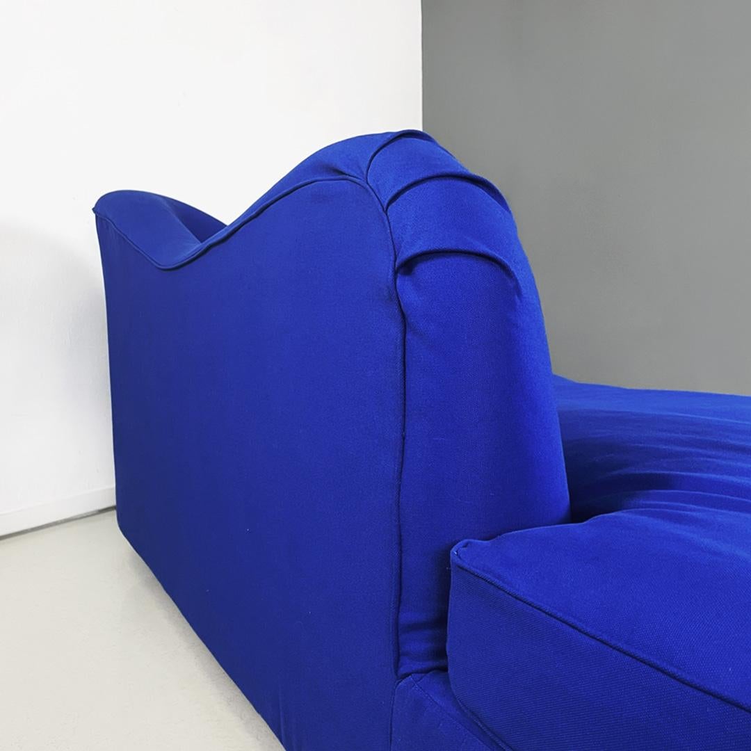 Italian modern rounded sofa in electric blue fabric by Maison Gilardino, 1990s For Sale 4
