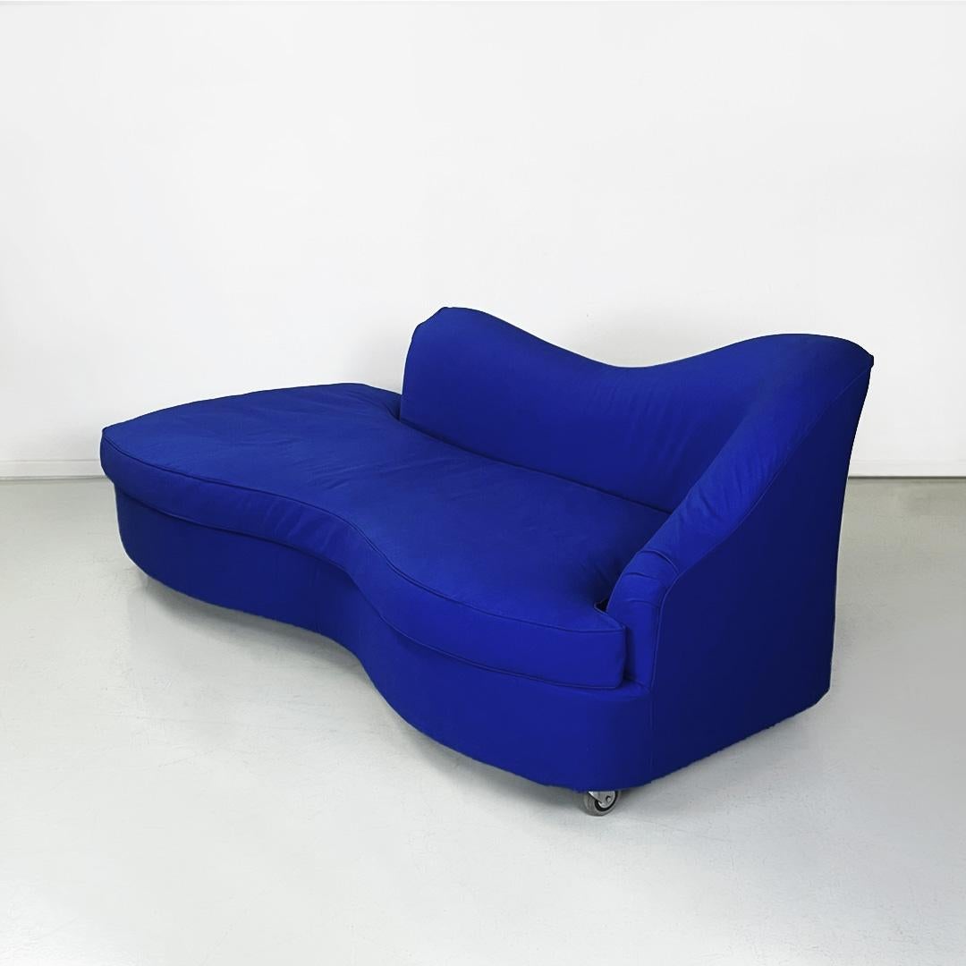 Moderne Canapé moderne italien arrondi en tissu bleu électrique par Maison Gilardino, années 1990 en vente