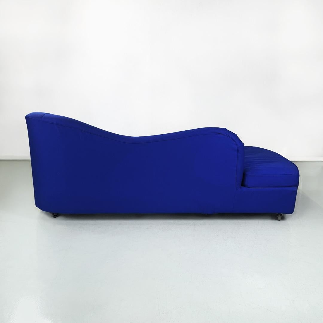 Italian modern rounded sofa in electric blue fabric by Maison Gilardino, 1990s In Good Condition For Sale In MIlano, IT