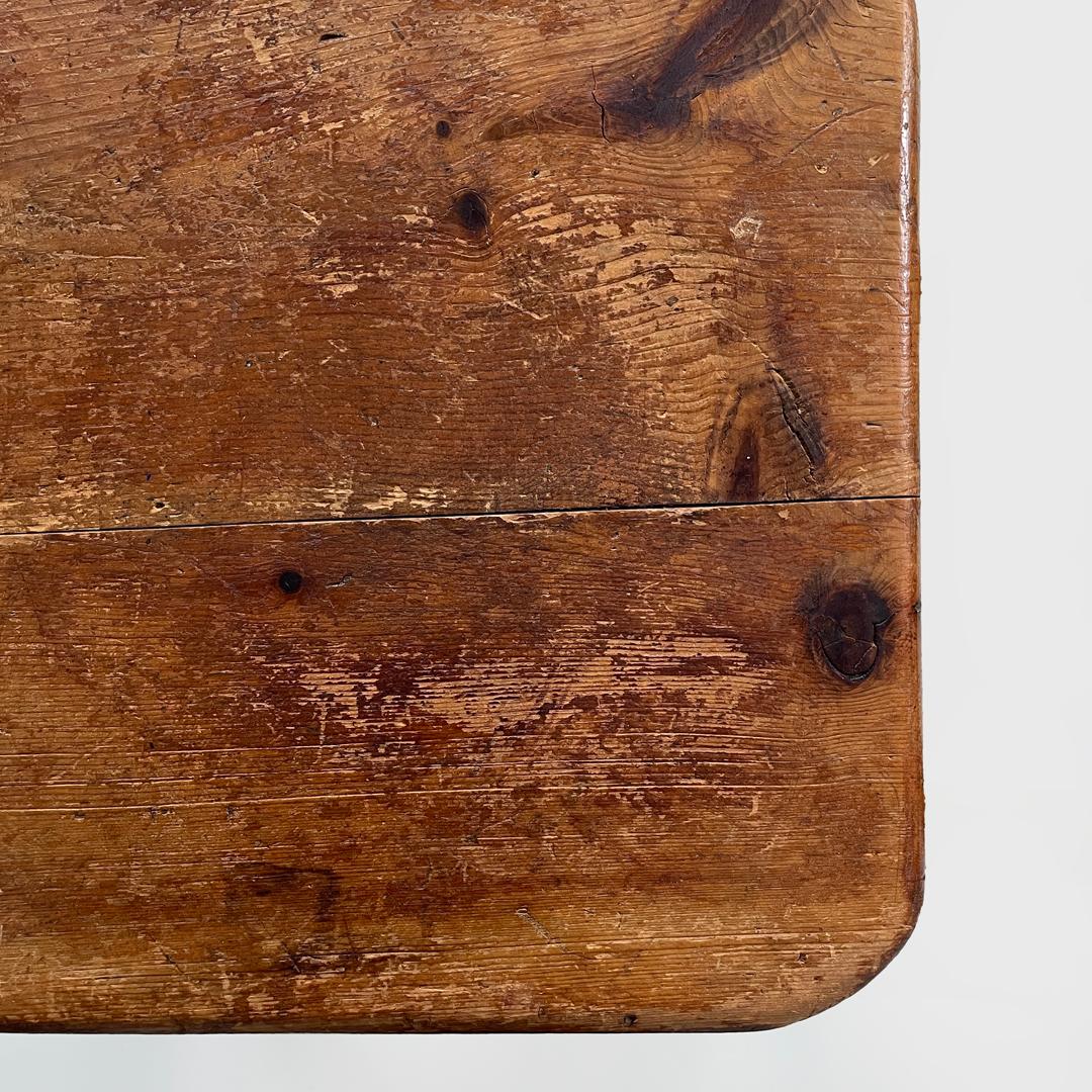 Tabourets en bois carrés arrondis modernes italiens, 1970 en vente 6
