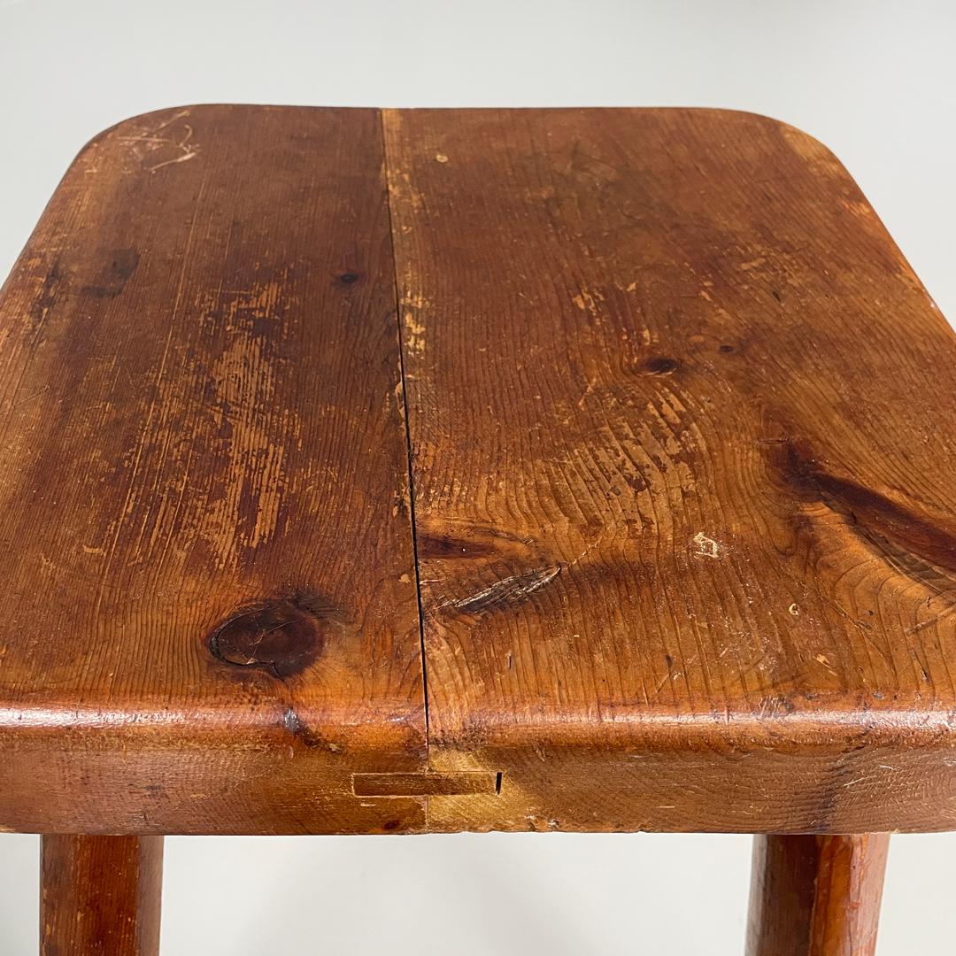 Tabourets en bois carrés arrondis modernes italiens, 1970 en vente 8