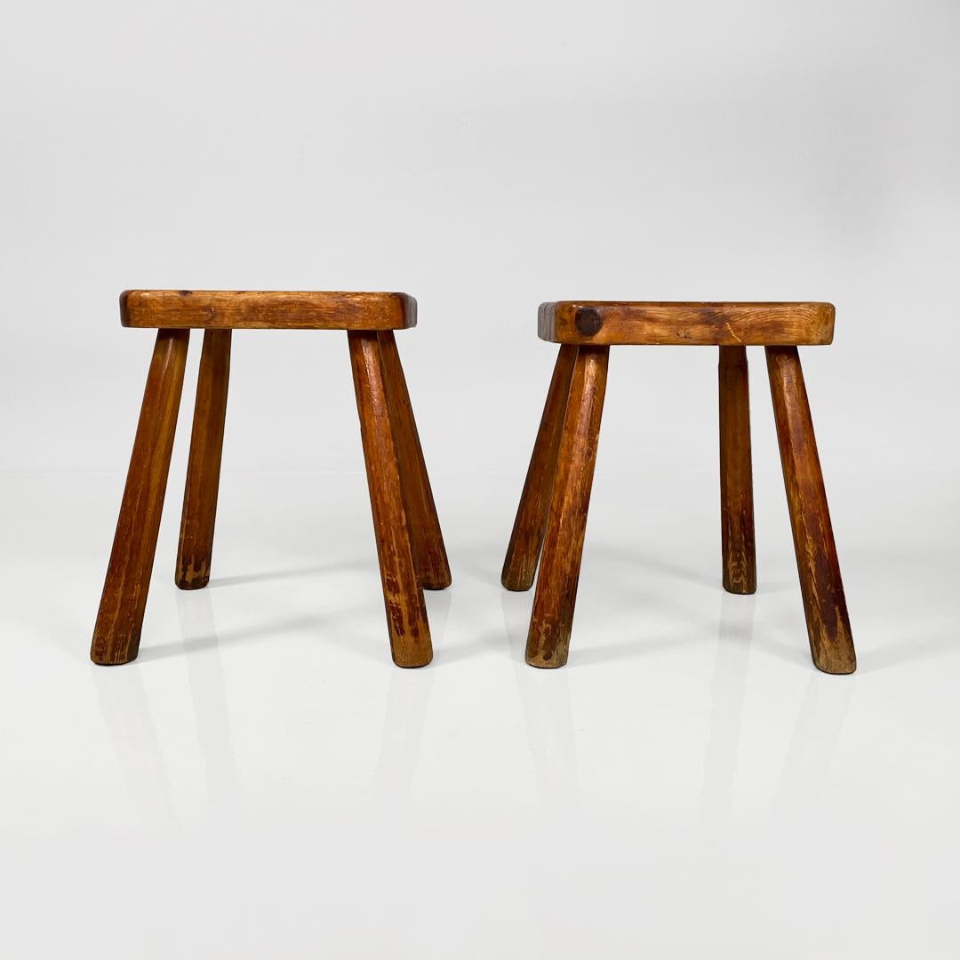 Tabourets en bois carrés arrondis modernes italiens, 1970
Paire de tabourets rustiques en bois avec assise carrée arrondie et quatre pieds de section circulaire qui s'élargissent vers l'extérieur.
1970s
Etat vintage, montre des signes d'utilisation