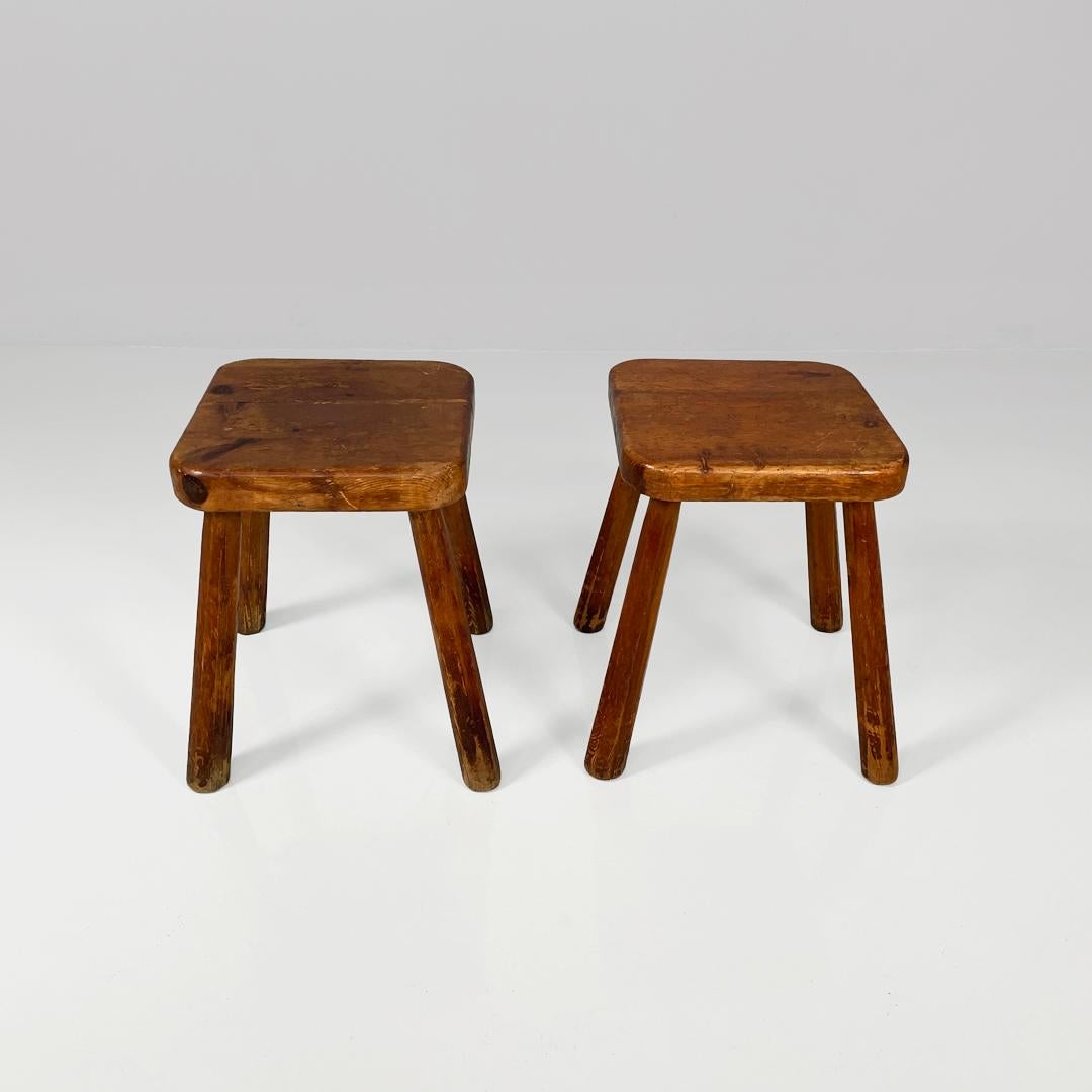 Italian Tabourets en bois carrés arrondis modernes italiens, 1970 en vente