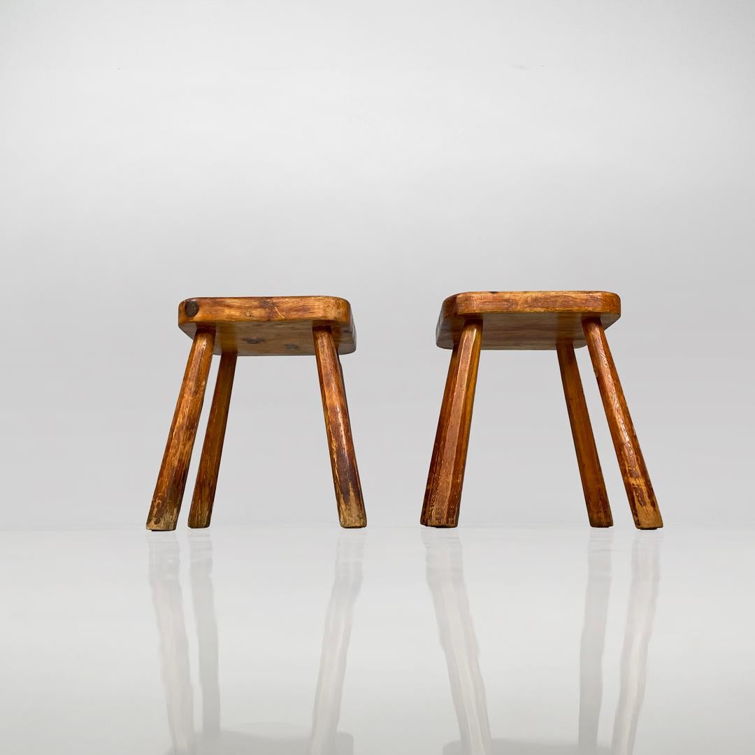 Bois Tabourets en bois carrés arrondis modernes italiens, 1970 en vente