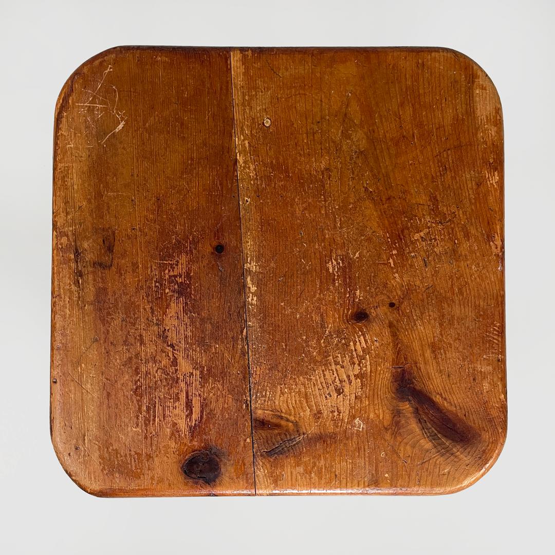 Tabourets en bois carrés arrondis modernes italiens, 1970 en vente 1