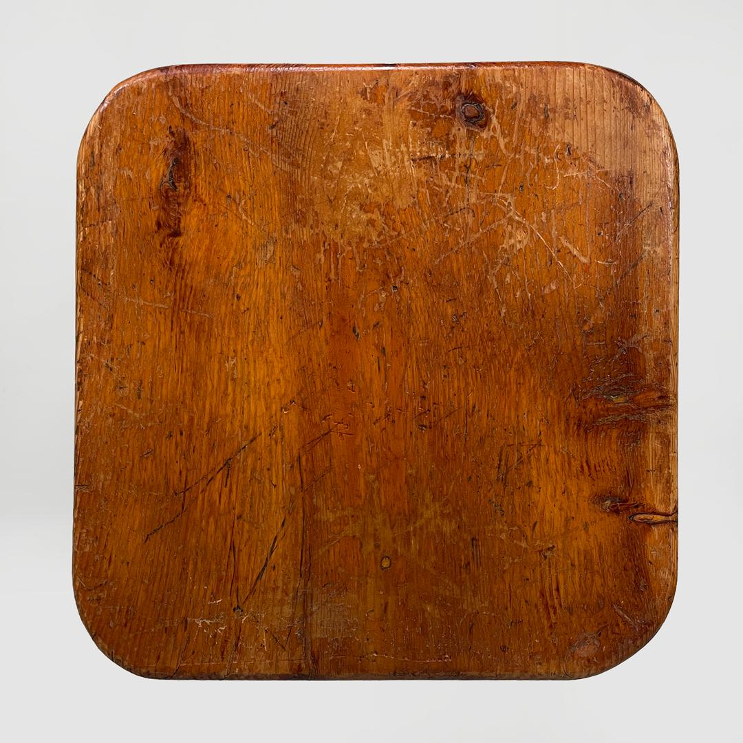 Tabourets en bois carrés arrondis modernes italiens, 1970 en vente 2