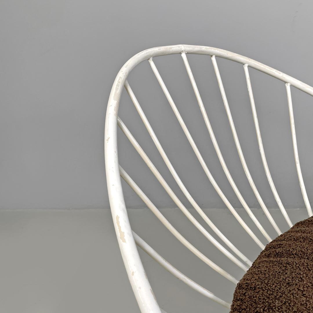 Poltrone moderne italiane arrotondate in metallo bianco con cuscini in tessuto marrone, anni '70 in vendita 4