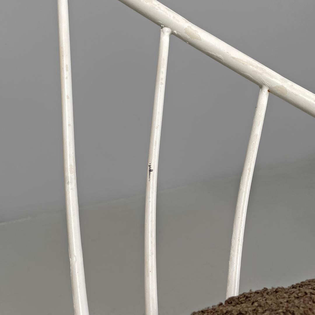 Poltrone moderne italiane arrotondate in metallo bianco con cuscini in tessuto marrone, anni '70 in vendita 5