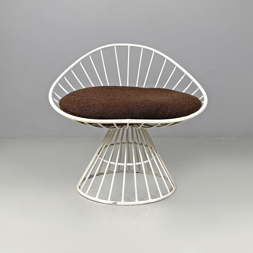 Moderno Poltrone moderne italiane arrotondate in metallo bianco con cuscini in tessuto marrone, anni '70 in vendita