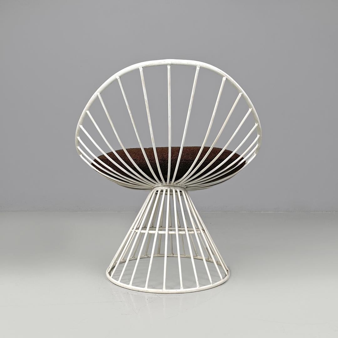 Poltrone moderne italiane arrotondate in metallo bianco con cuscini in tessuto marrone, anni '70 In condizioni buone in vendita a MIlano, IT