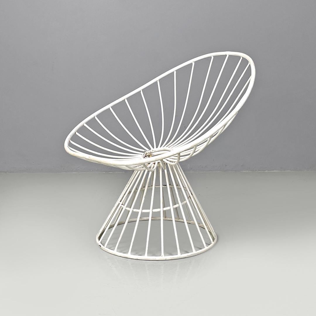 Fine XX secolo Poltrone moderne italiane arrotondate in metallo bianco con cuscini in tessuto marrone, anni '70 in vendita