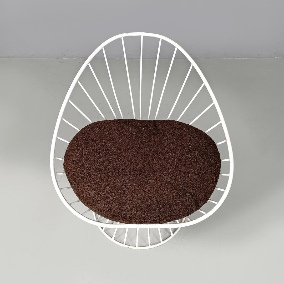Poltrone moderne italiane arrotondate in metallo bianco con cuscini in tessuto marrone, anni '70 in vendita 1