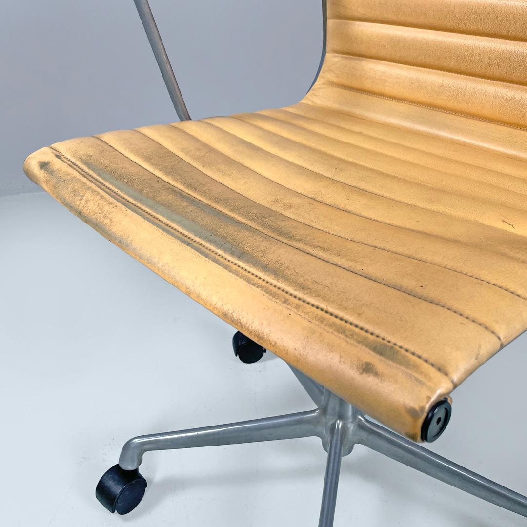 Italian modern salmon pink leather swivel office chair by Eames for ICF, 1970s For Sale 6