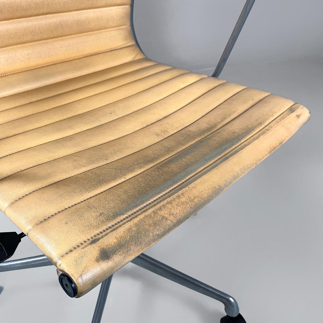 Italian modern salmon pink leather swivel office chair by Eames for ICF, 1970s For Sale 7